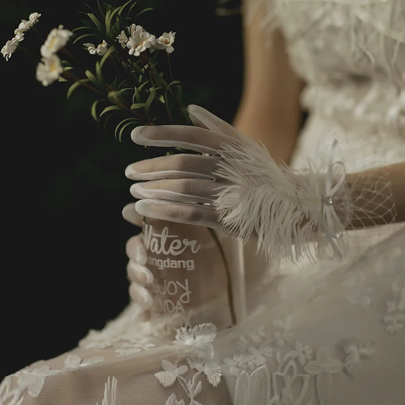 Белые Свадебные перчатки с коротким пером