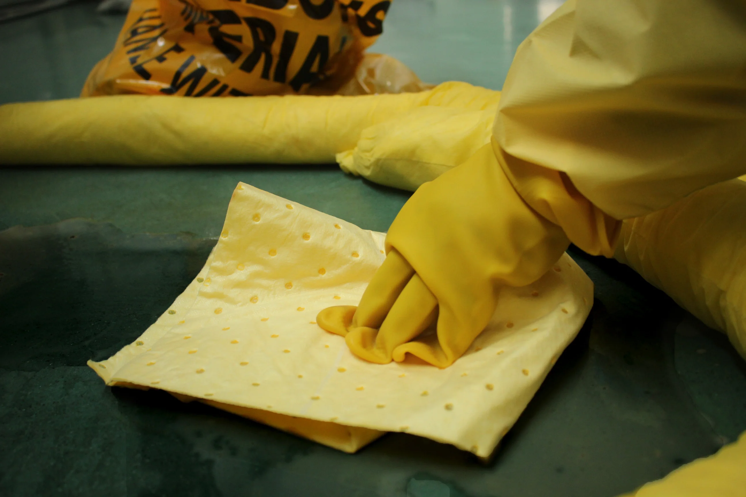 Chemical Absorbent Pad PP Material Oil Boom for Spill Control Oil & Chemical Spill Kits