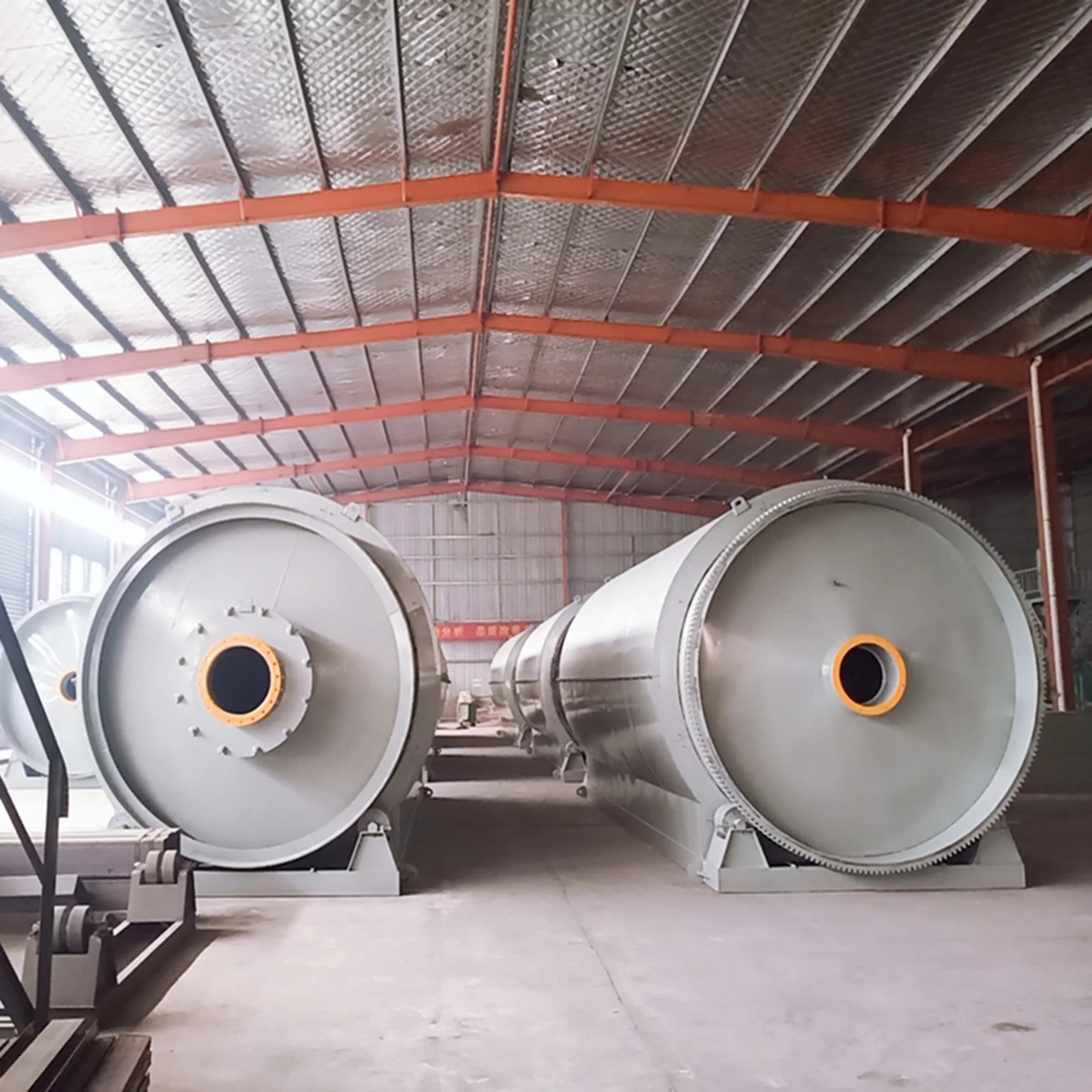 Environmental protection waste tire to fuel oil pyrolysis device