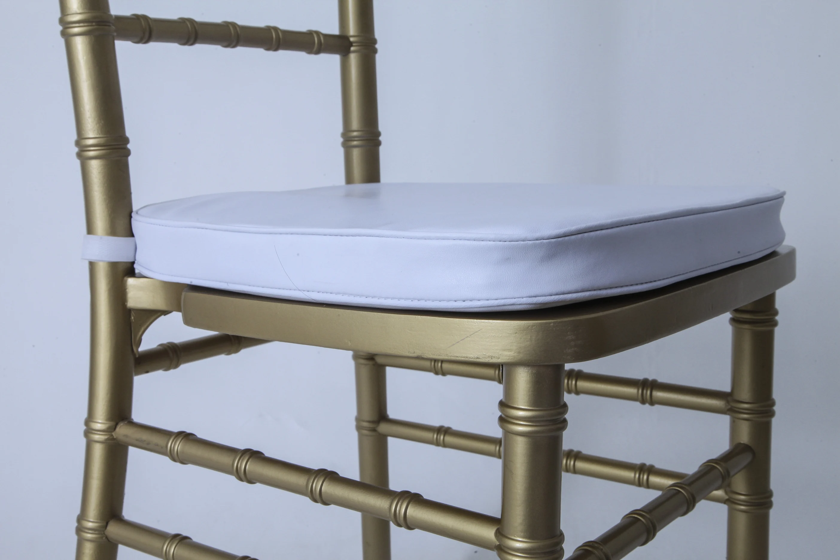 2022 High Quality Popular Unfoldable Hotel Restaurant Bar Cafe Dining Wooden Or Resin Chair Cushion