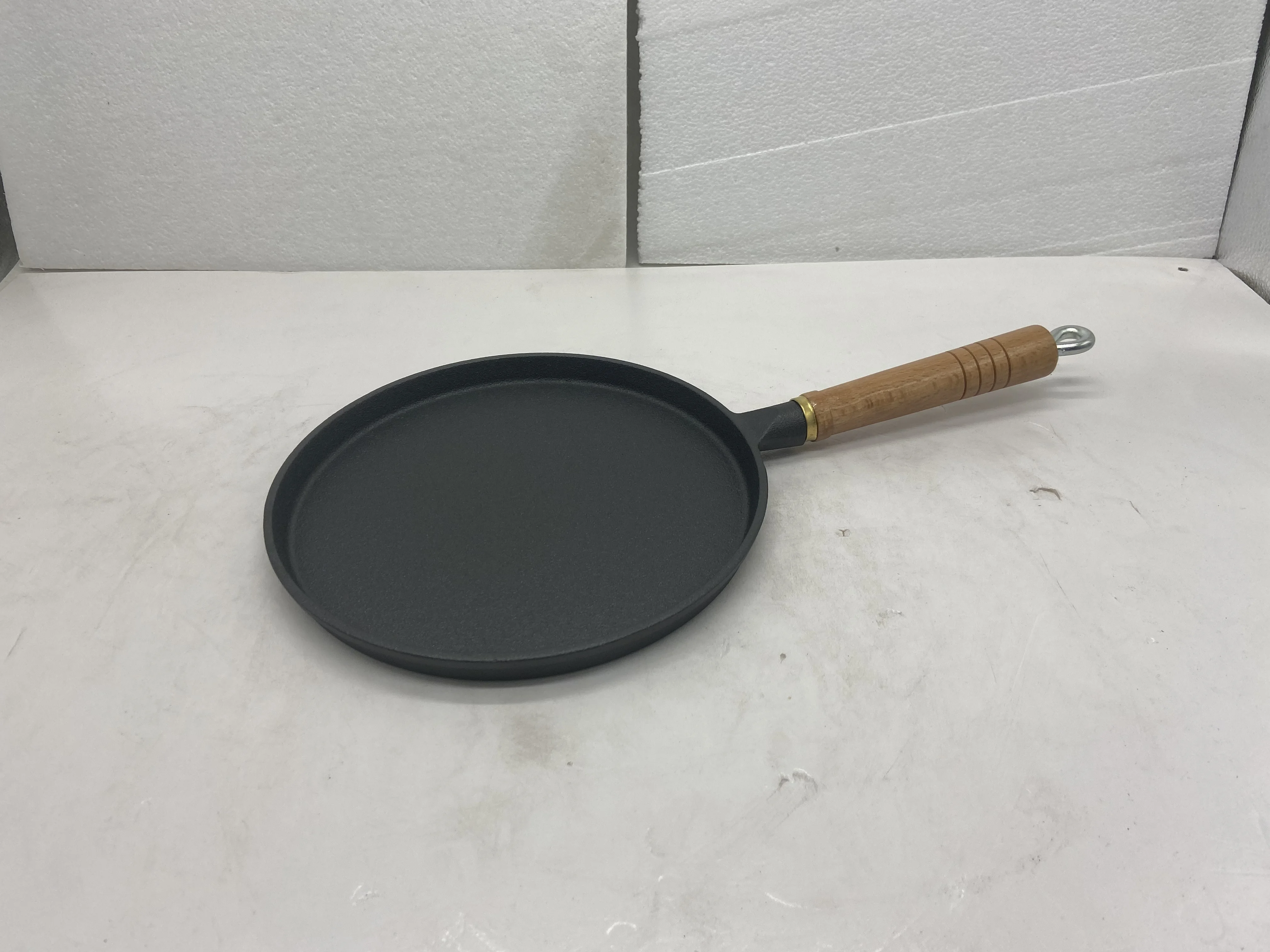 Best sale pre seasoned cast iron frying pan with wooden handles frying pan vegetable oil skillet