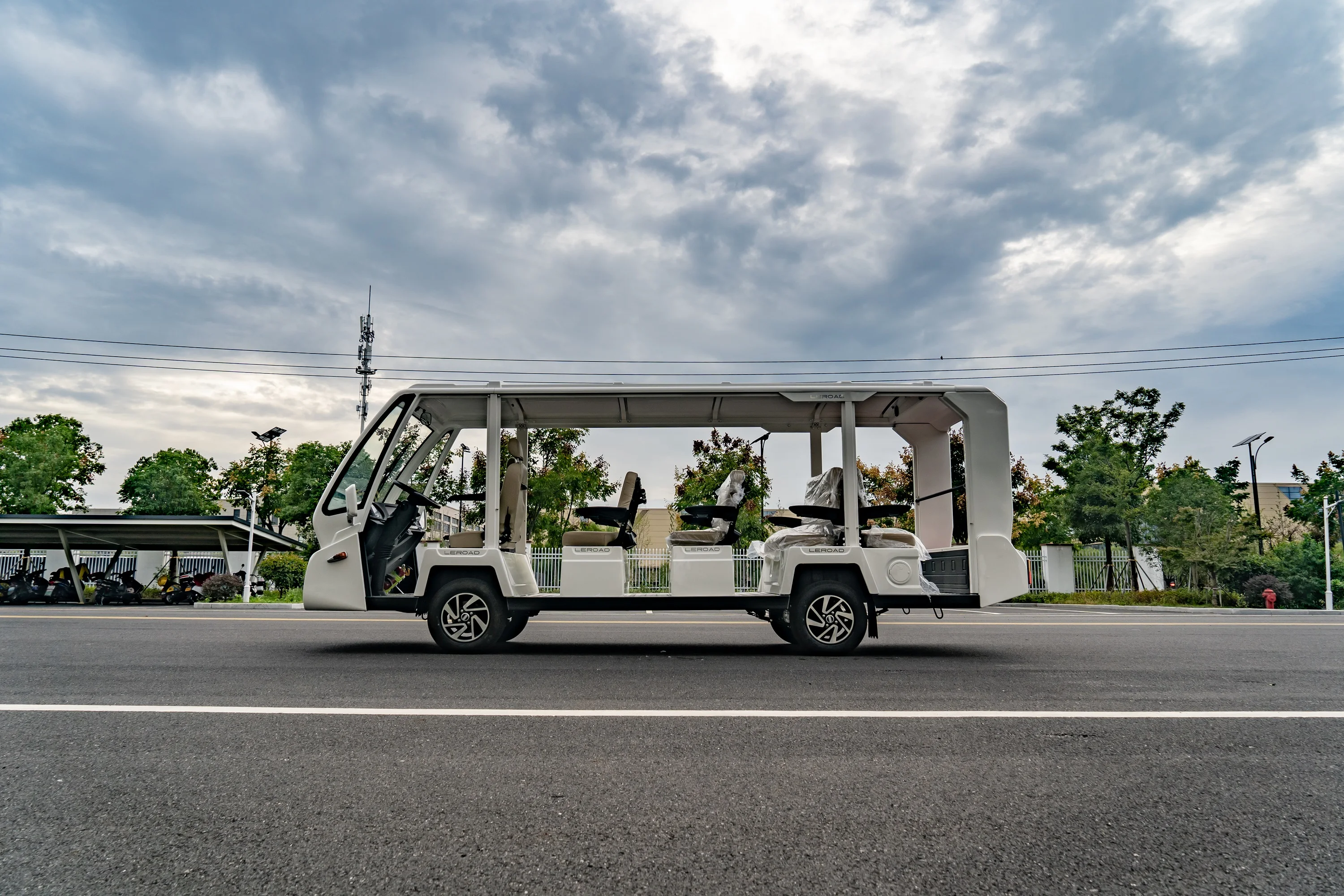 LEROAD NEW ARRIVAL L14 White Sightseeing Bus Good Quality Hot Sale Durable L14 Electric Shuttle Bus