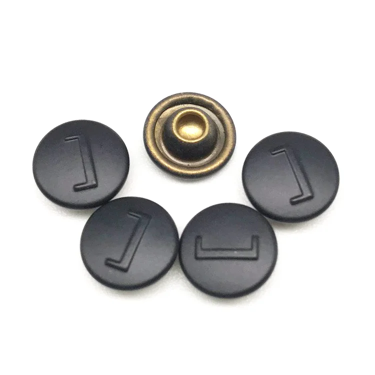 Пользовательские моды черная матовая латунь кожа джинсовая куртка на заклепках на пуговицах оптовая продажа, круглым носком и металлическими заклепками сушилка для одежды