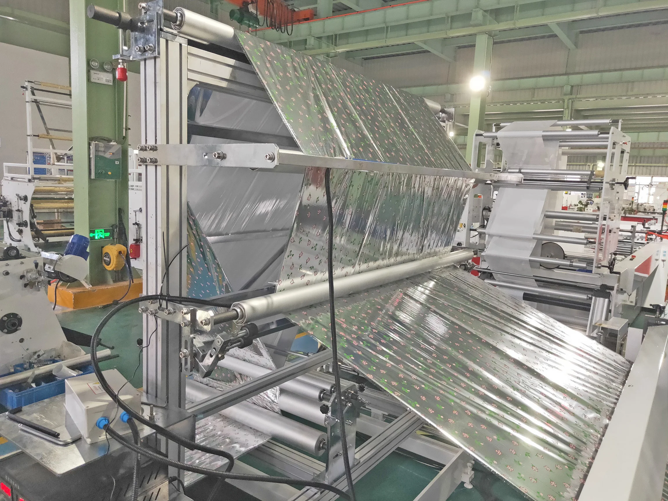 Automatic isothermal bag making machine with rigid handle heat preservation