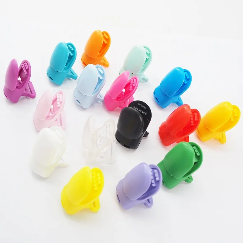 The Hottest Selling Easy To Use Colorful Plastic Pacifier Clips Holder