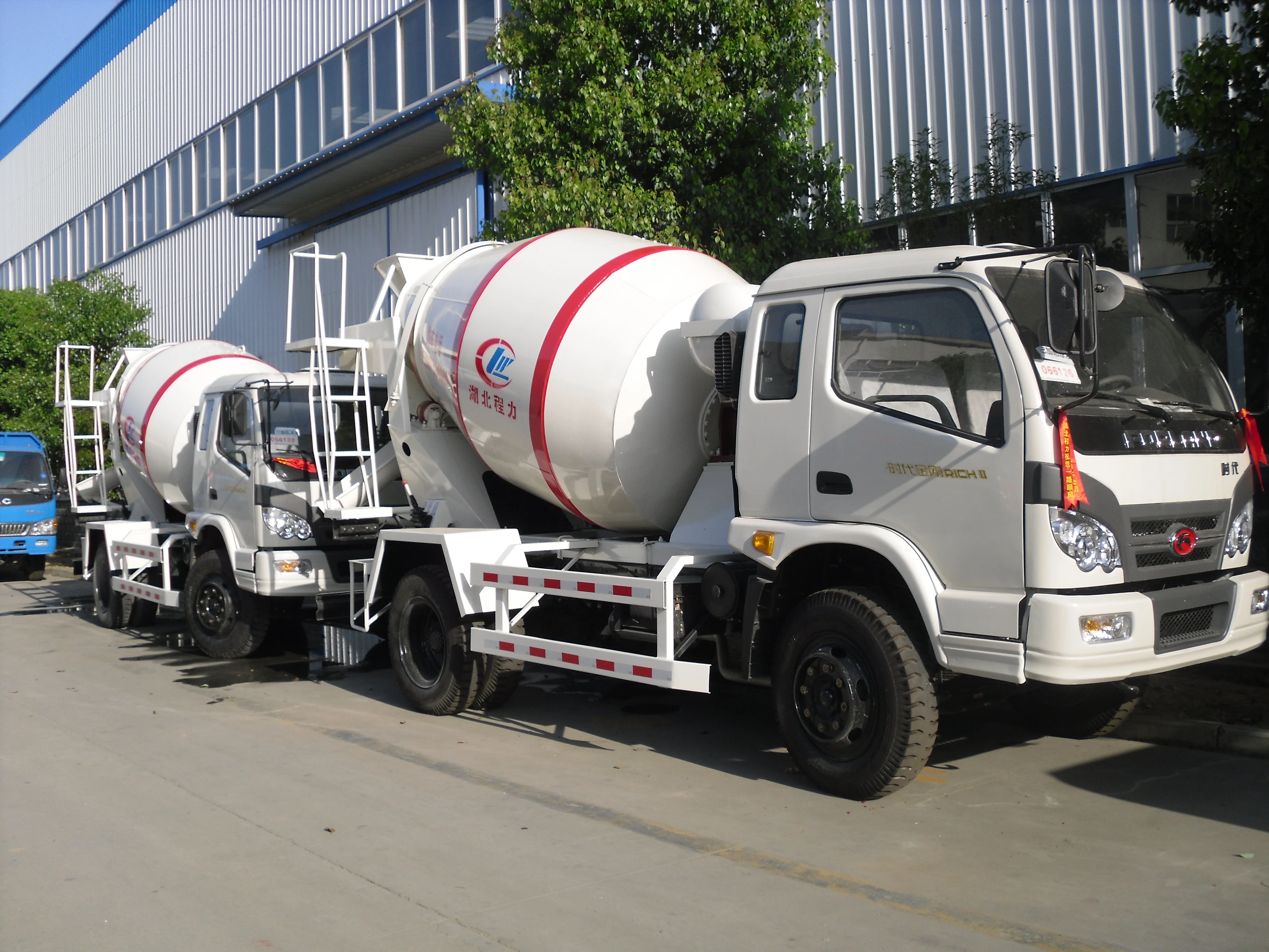 Небольшой самозагружающийся цементный грузовик FOTON 4x2 RHD