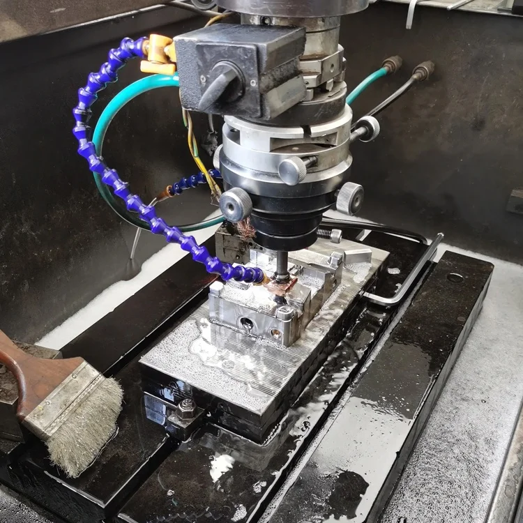 Hot EU/ASTM Norm road studs injection moulding reflex reflector mold core insert