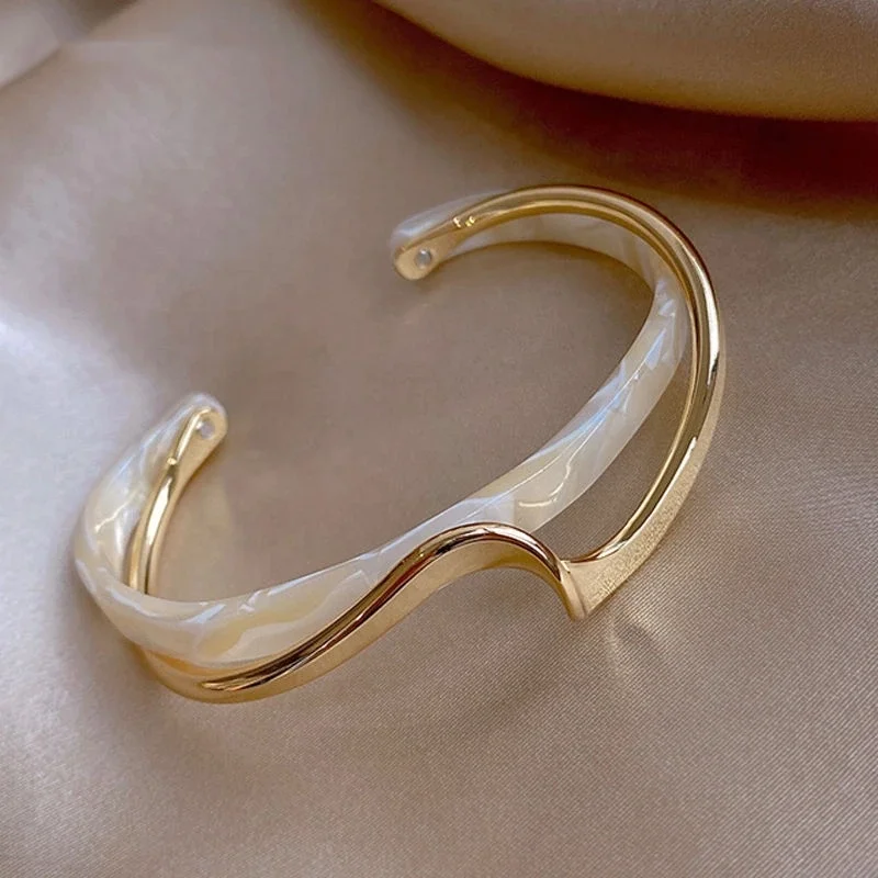 2024 NEW Simple White Shellfish Board Metal Geometric Resin Open Bangle Bracelet for Women Girls Jewellery