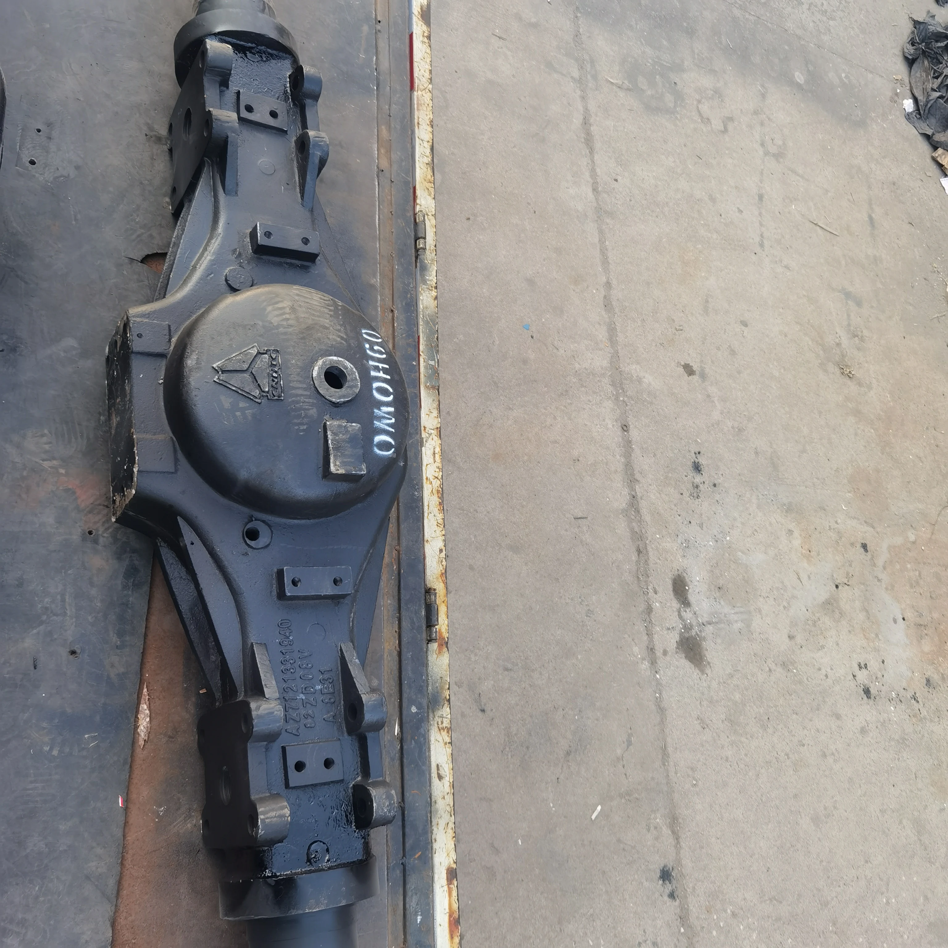 AZ7121330940 High quality factory direct sales sinotruk howo truck spare parts rear axle housing