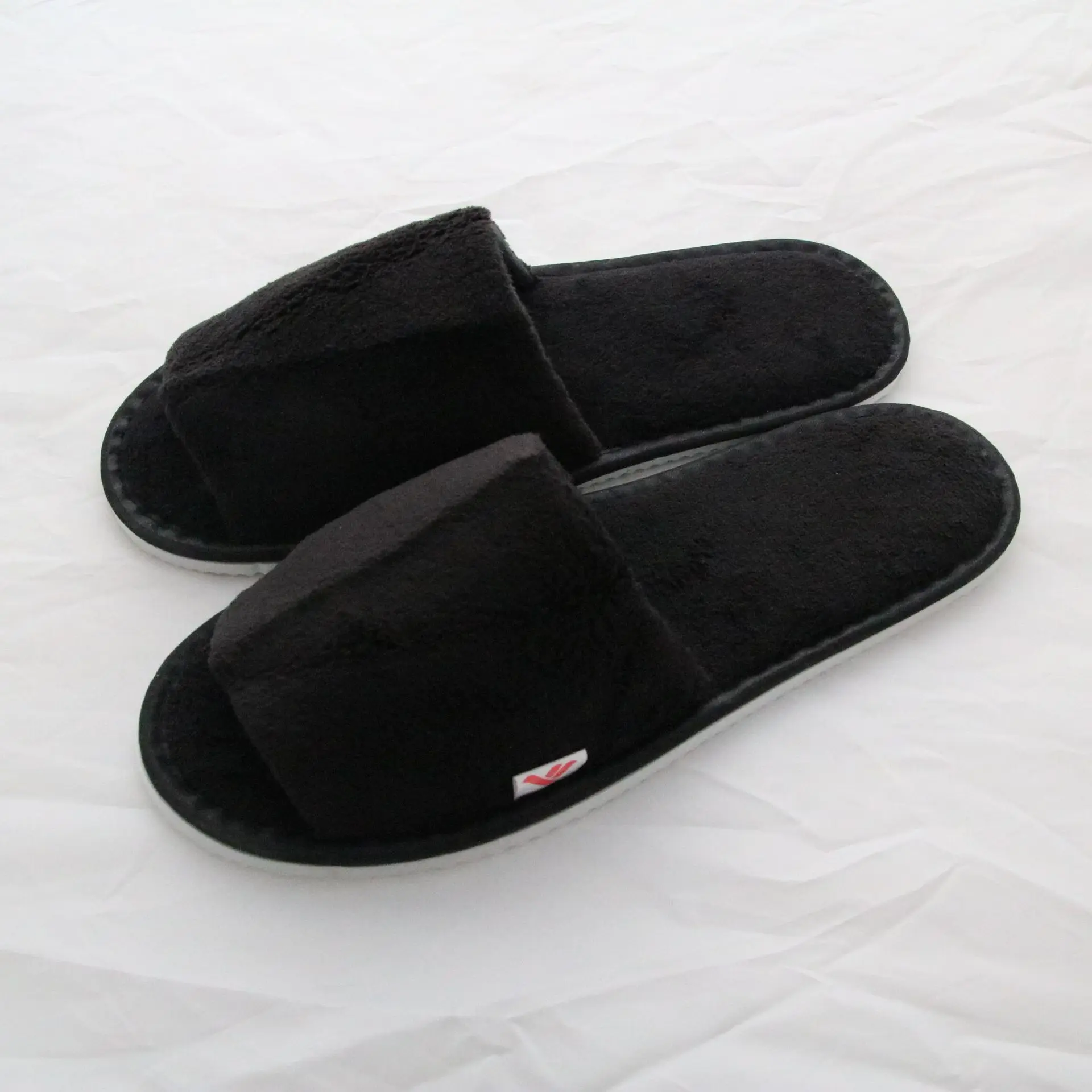 Factory direct sale good quality customizable hotel slippers wholesale disposable hotel bathroom slippers