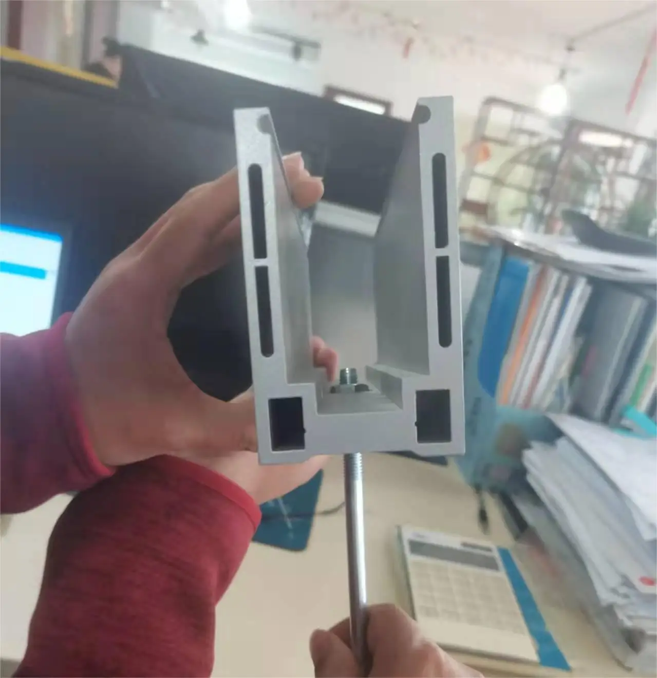 Алюминиевый изогнутый профиль башмака