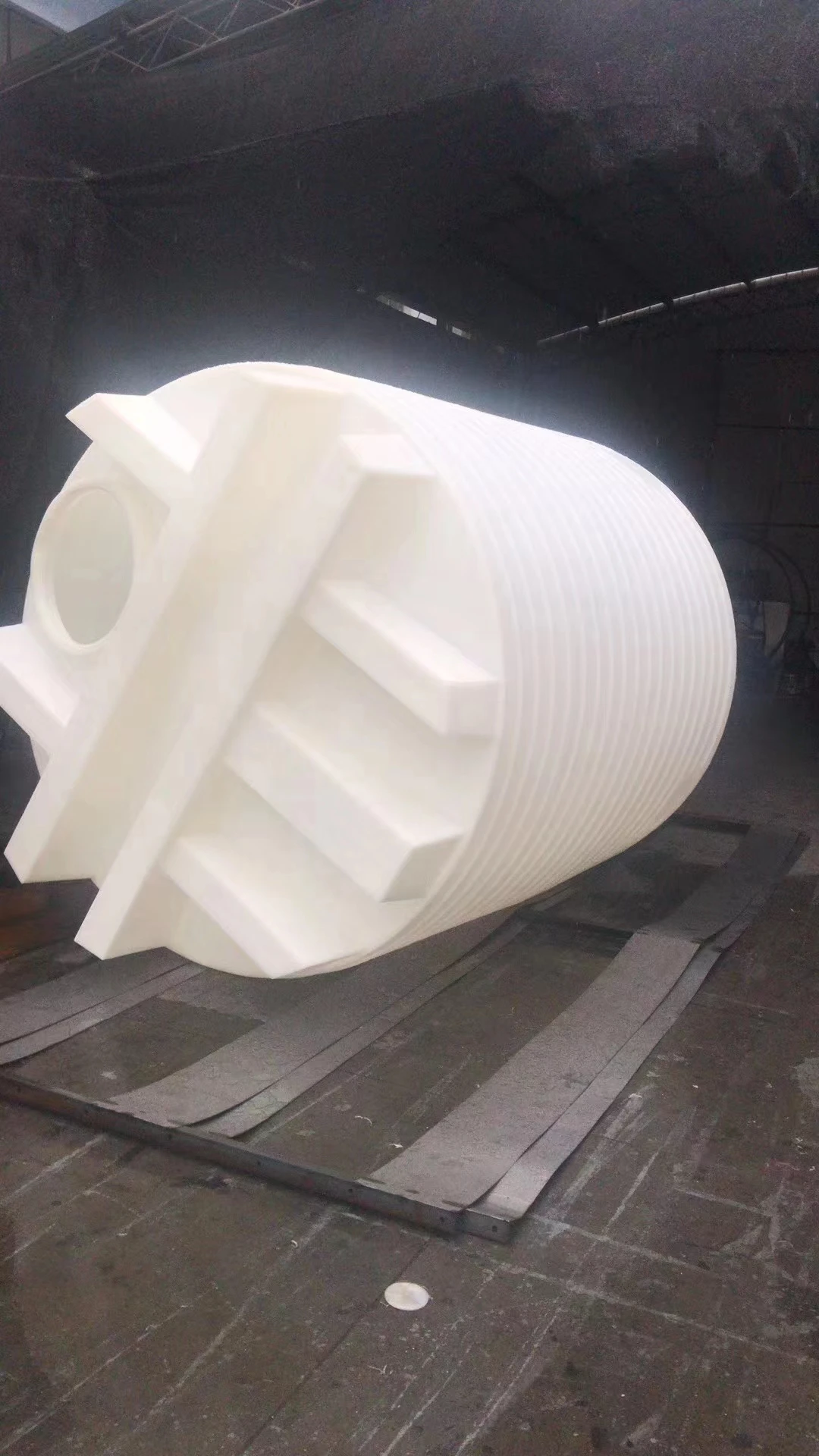 Plastic conical bottom dosing storage tank	mixing tank with agitator