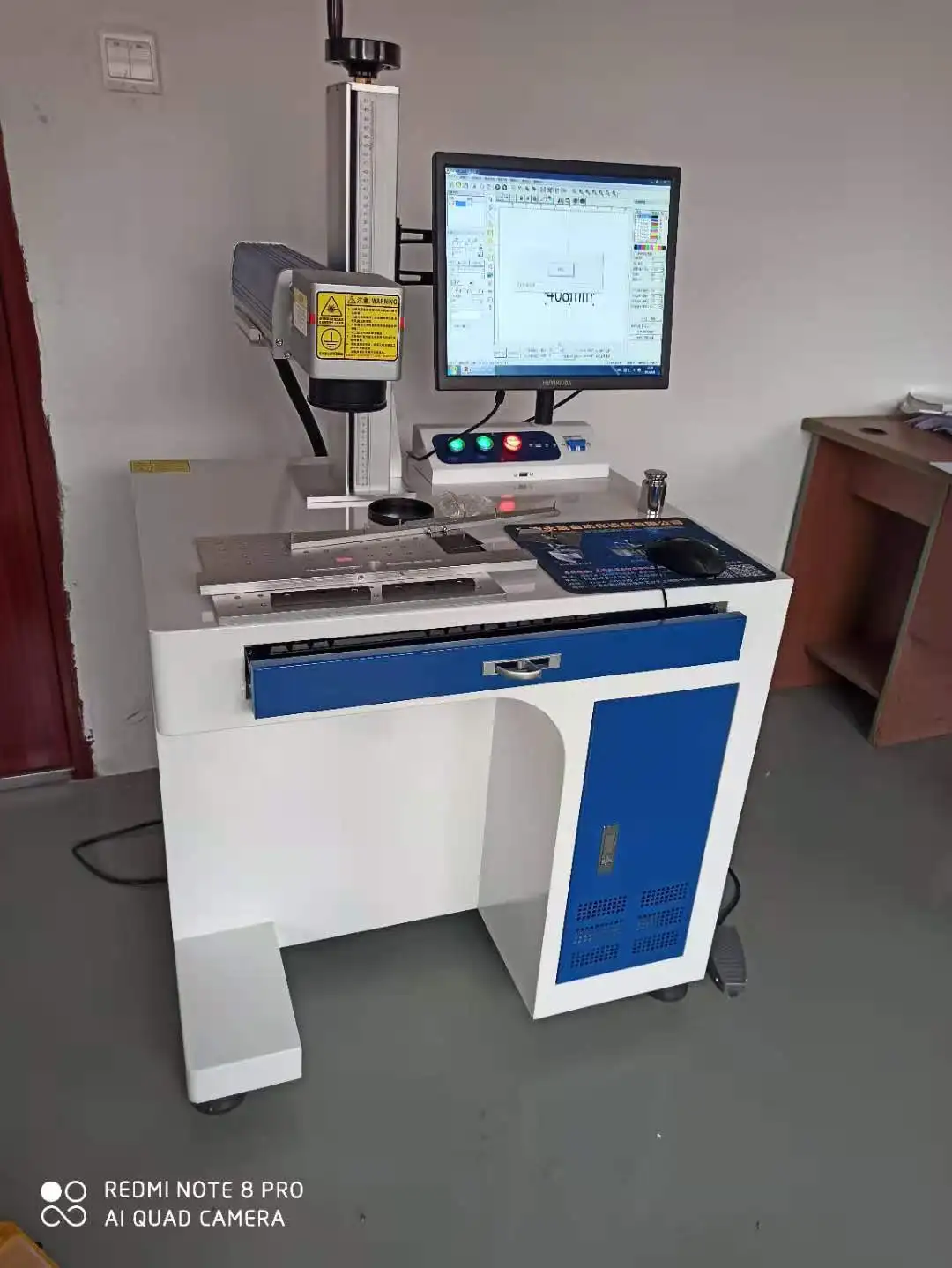  Маленький волоконный лазер 20 Вт 30 50 100 cnc Настольный цветной маркировочная машина цена для металла