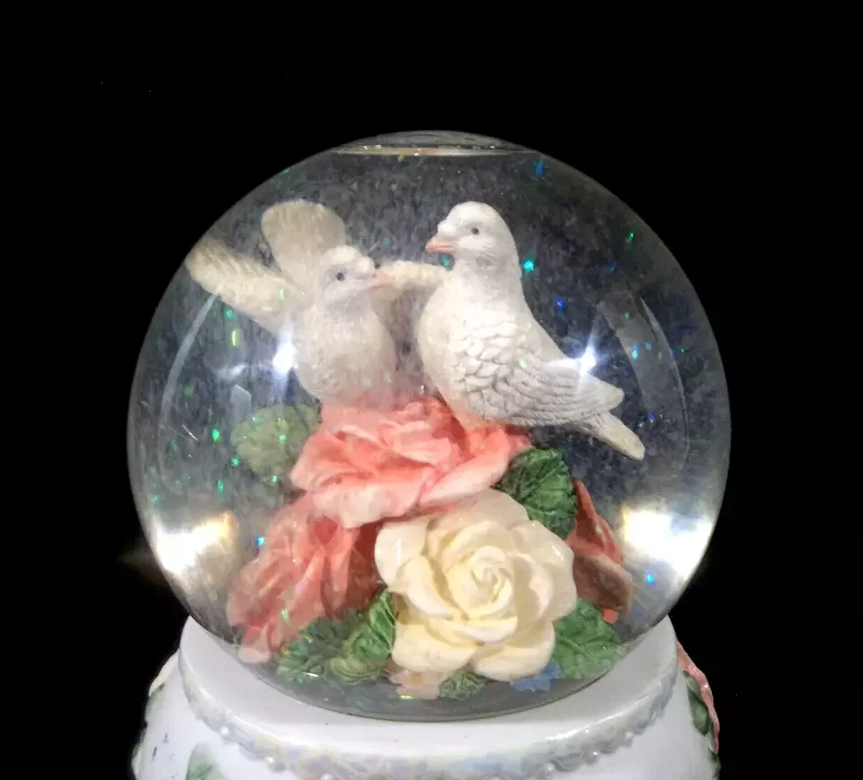 Peace Symbol Music Box Glitter Doves Water Globe Handmade Resin Beautiful Rose Pigeon Romantic Glass Snow Globe Wedding Gift