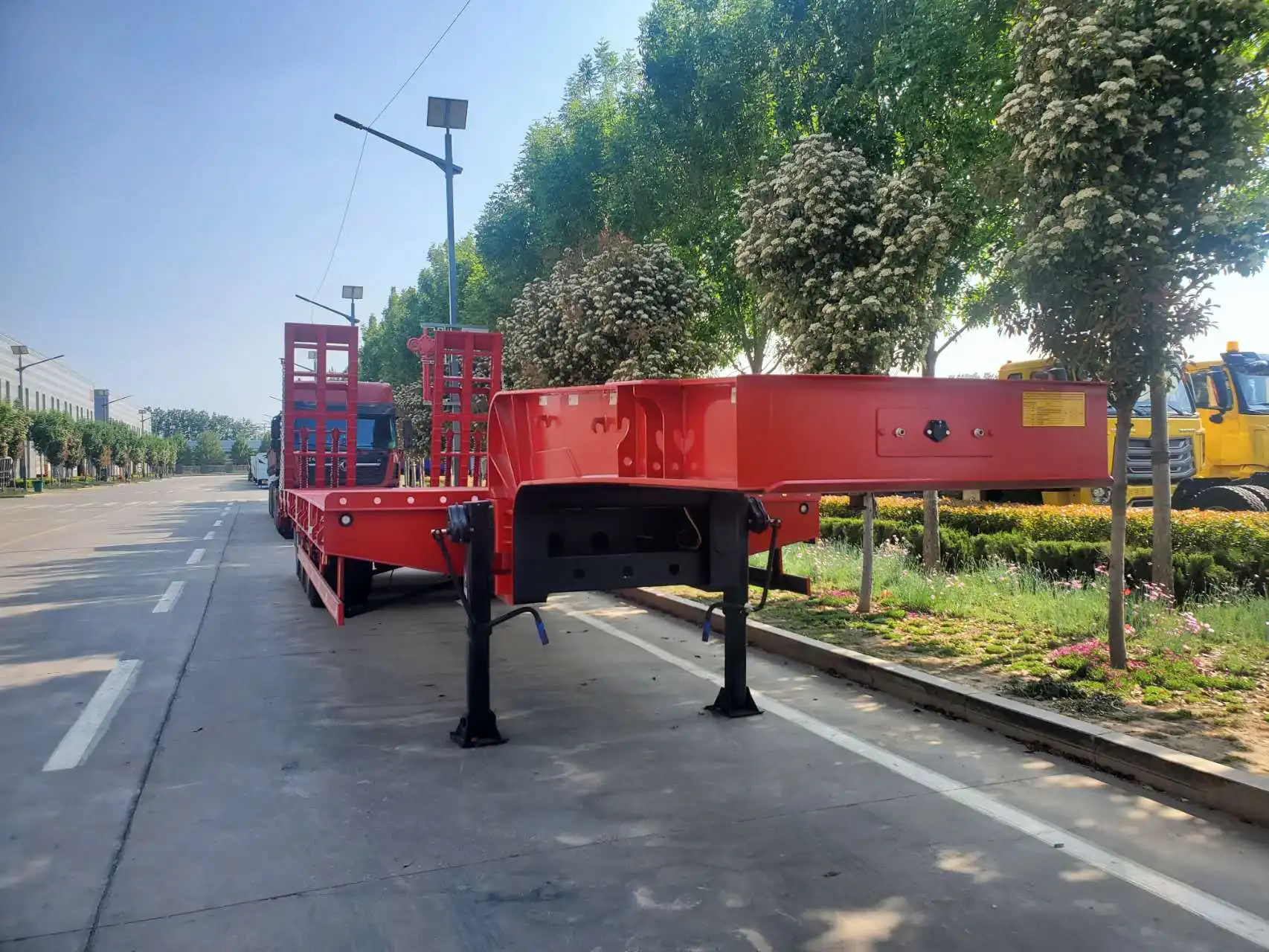 Excavator heavy type  Flat Low Bed Loader Platform Lowbed Semi Trailer lowboy truck for sale