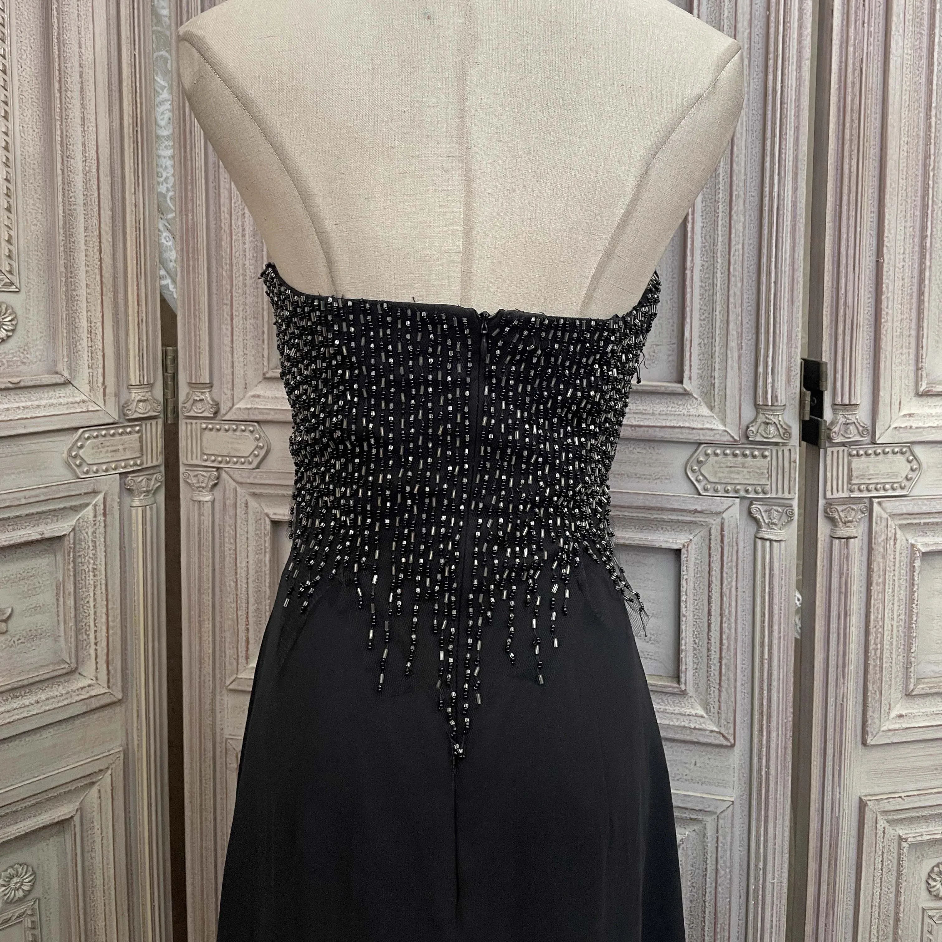 Black Elegant Sequins Embroidered Elegant Customized Long Evening Gowns