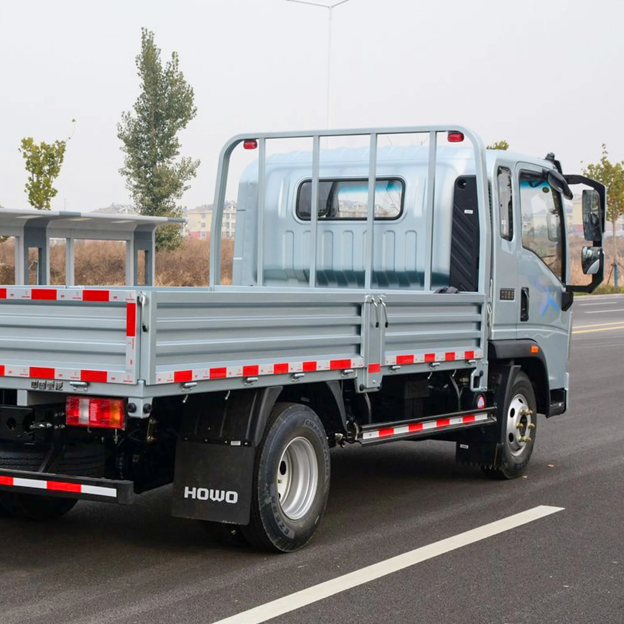 Sinotruk howo tongshuai 160 horsepower 3.85-meter automatic gear half-rail light truck is sold cheaply