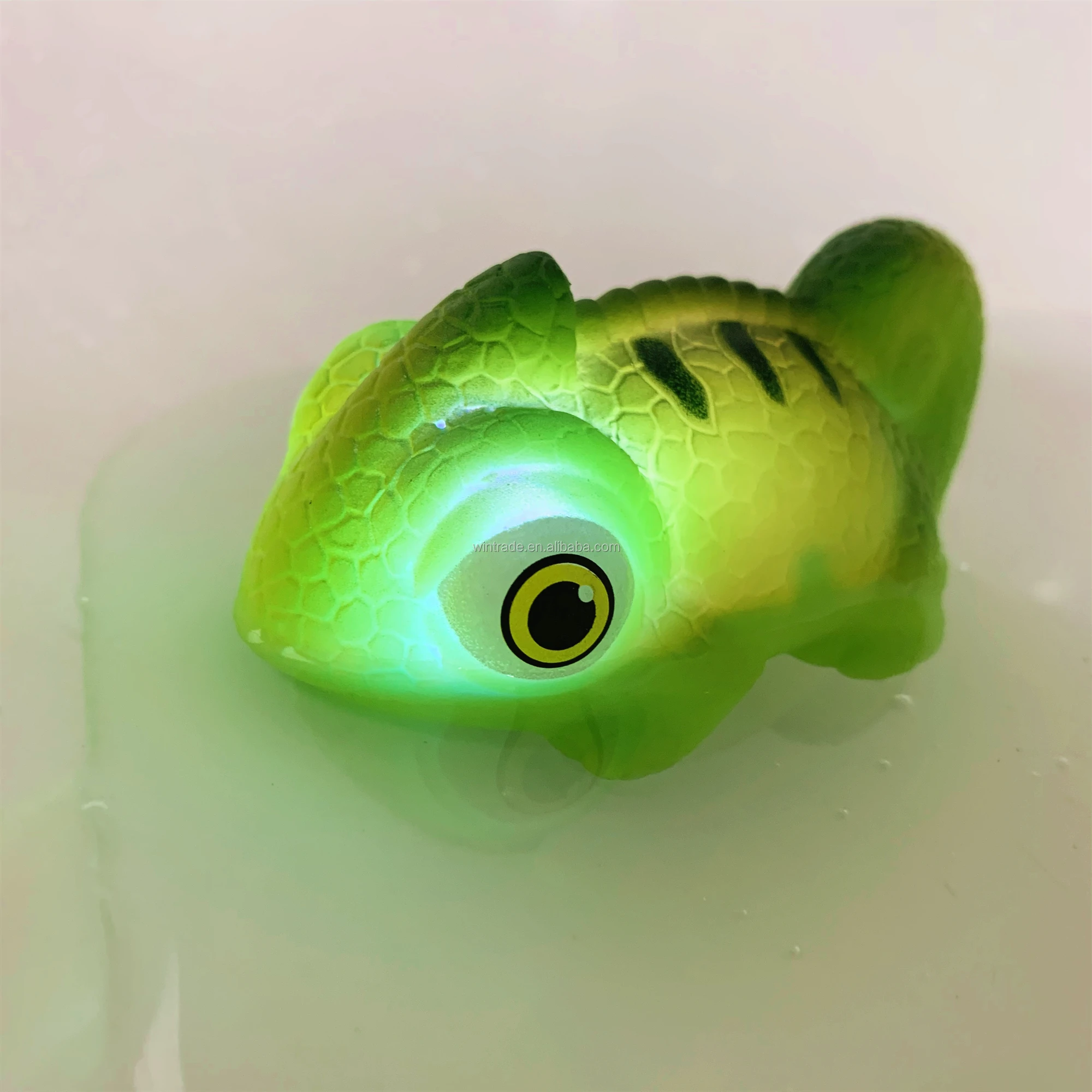  Floating cartoon water sensing toy light up bath lizard for