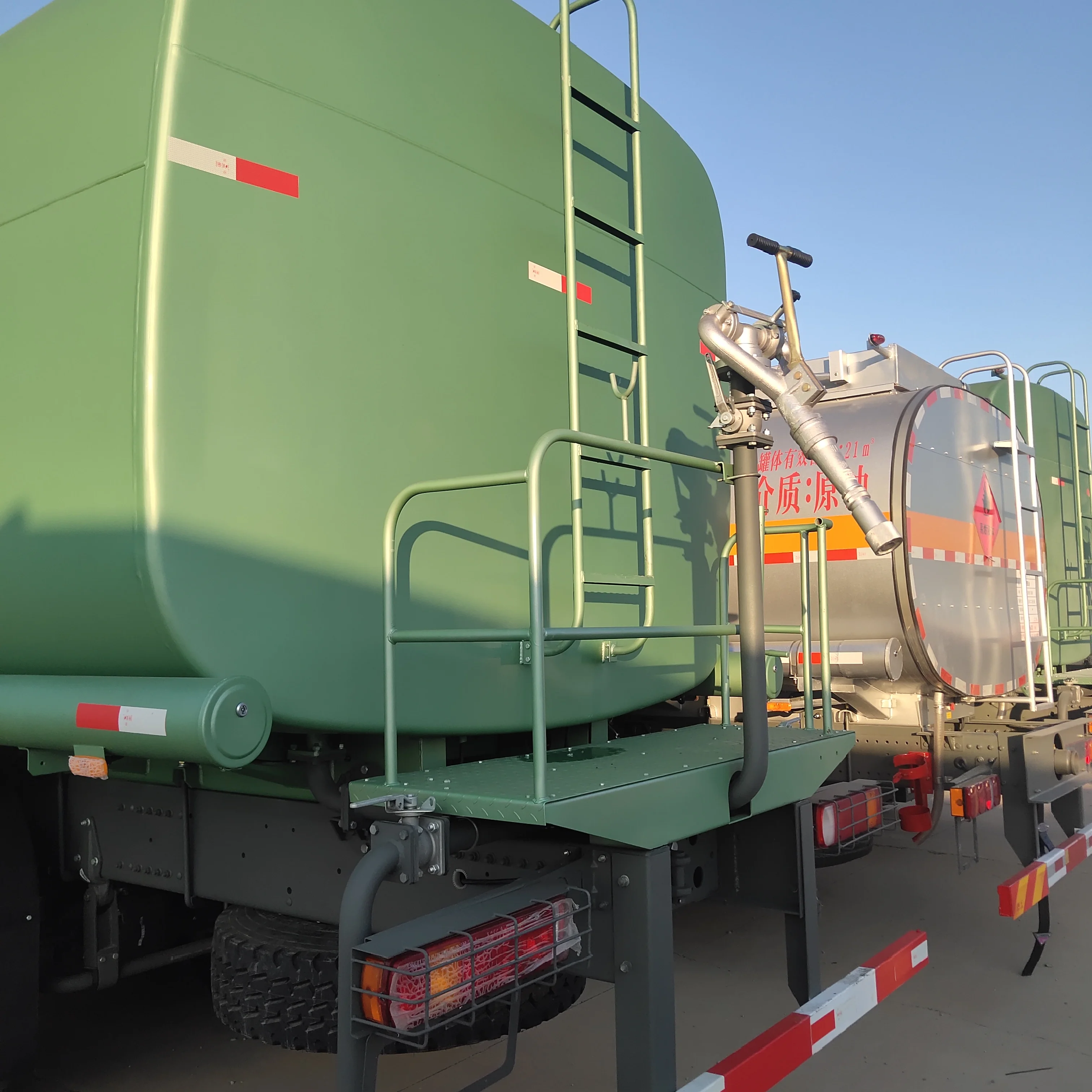 Хорошее качество новый грузовик Sino Howo 8x4 12 шин 30000L 35000L LHD распылитель воды Автоцистерна