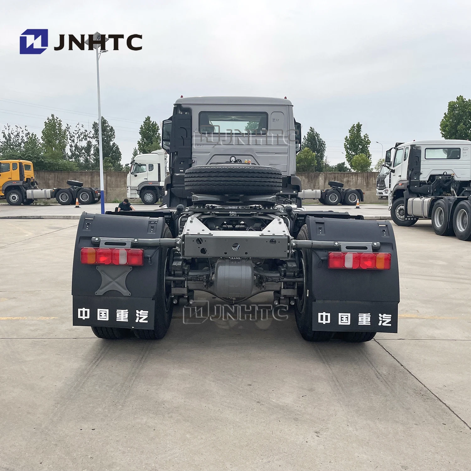 Sinotruk Tractor Trailer Truck With 371HP Engine And HW76 Cabin