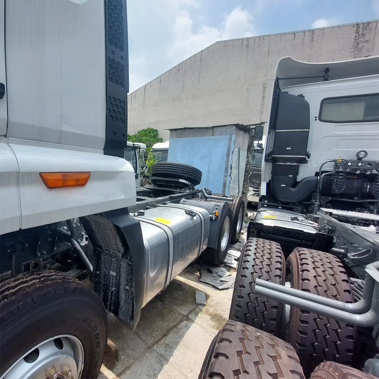 Brand New Sinotruk HOWO NX Tractor head Truck 6X4 Tractor Trucks with 380 430 HP Tractor Trailer Truck price