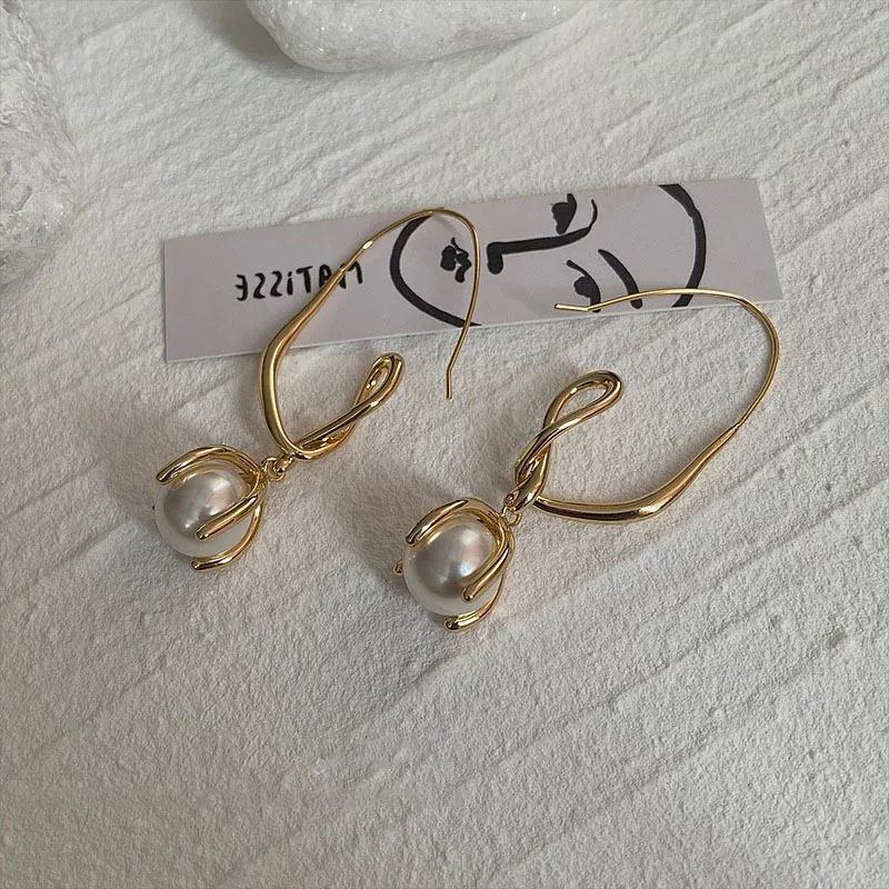 INS Style Elegant Geometric Gold Plated Irregular Claw Setting Pearl Hoop Earrings for Women Jewelry