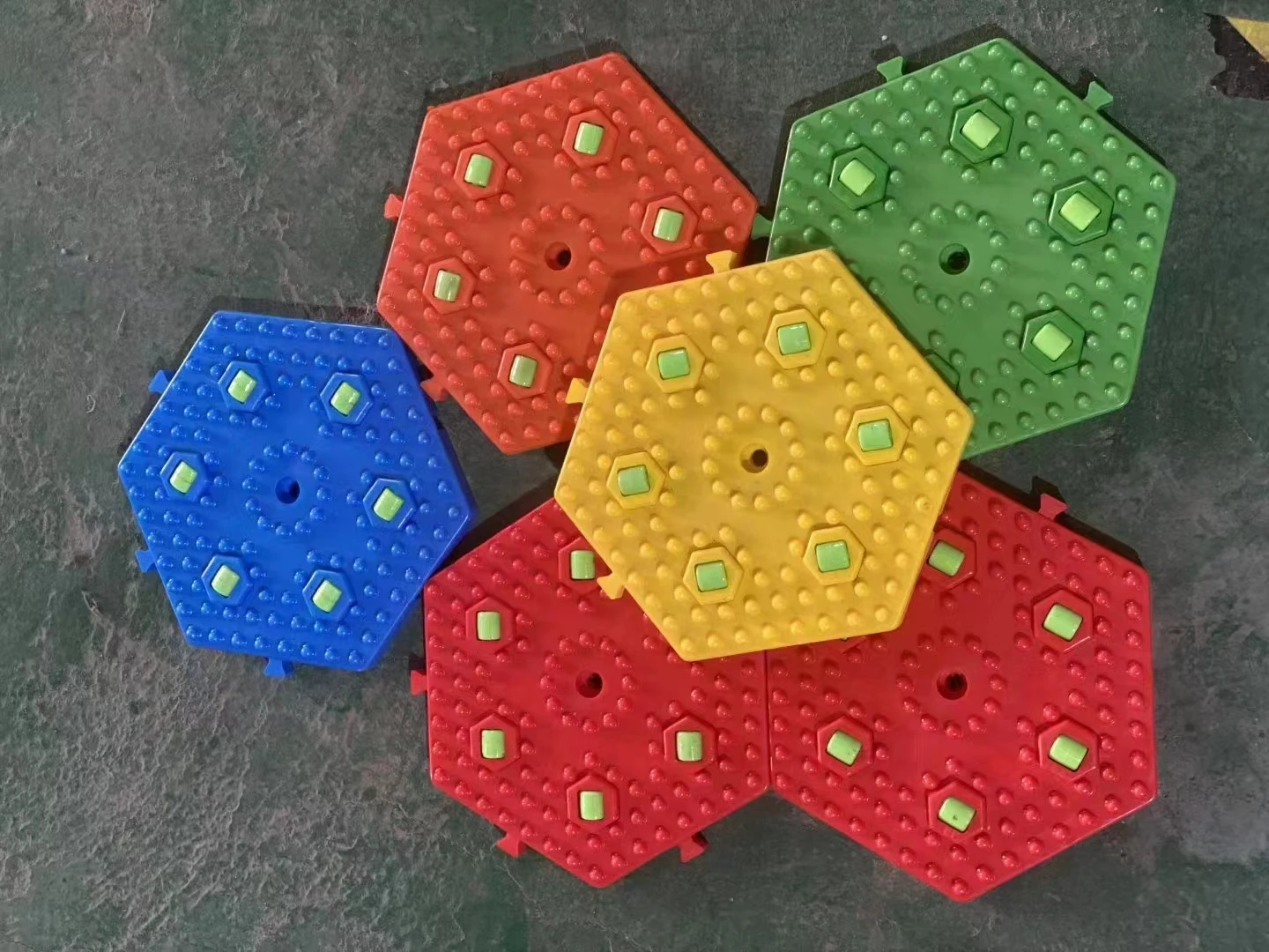 High quality  popular New Project Outdoor plastic rainbow snow dry slide for amusement resorts