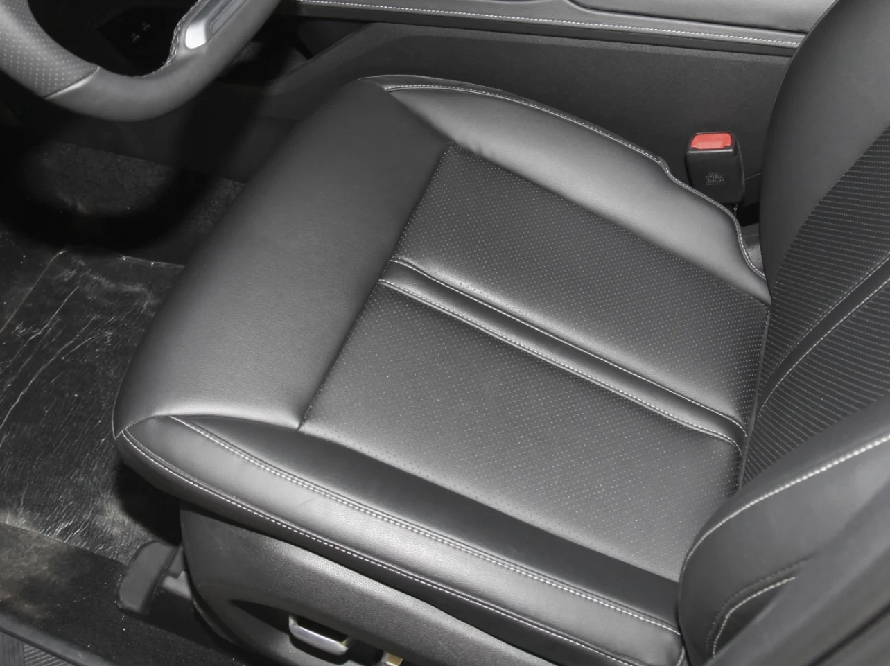 blue white colour, inside is blackfull top luxury version 2023 year new wuling victory car