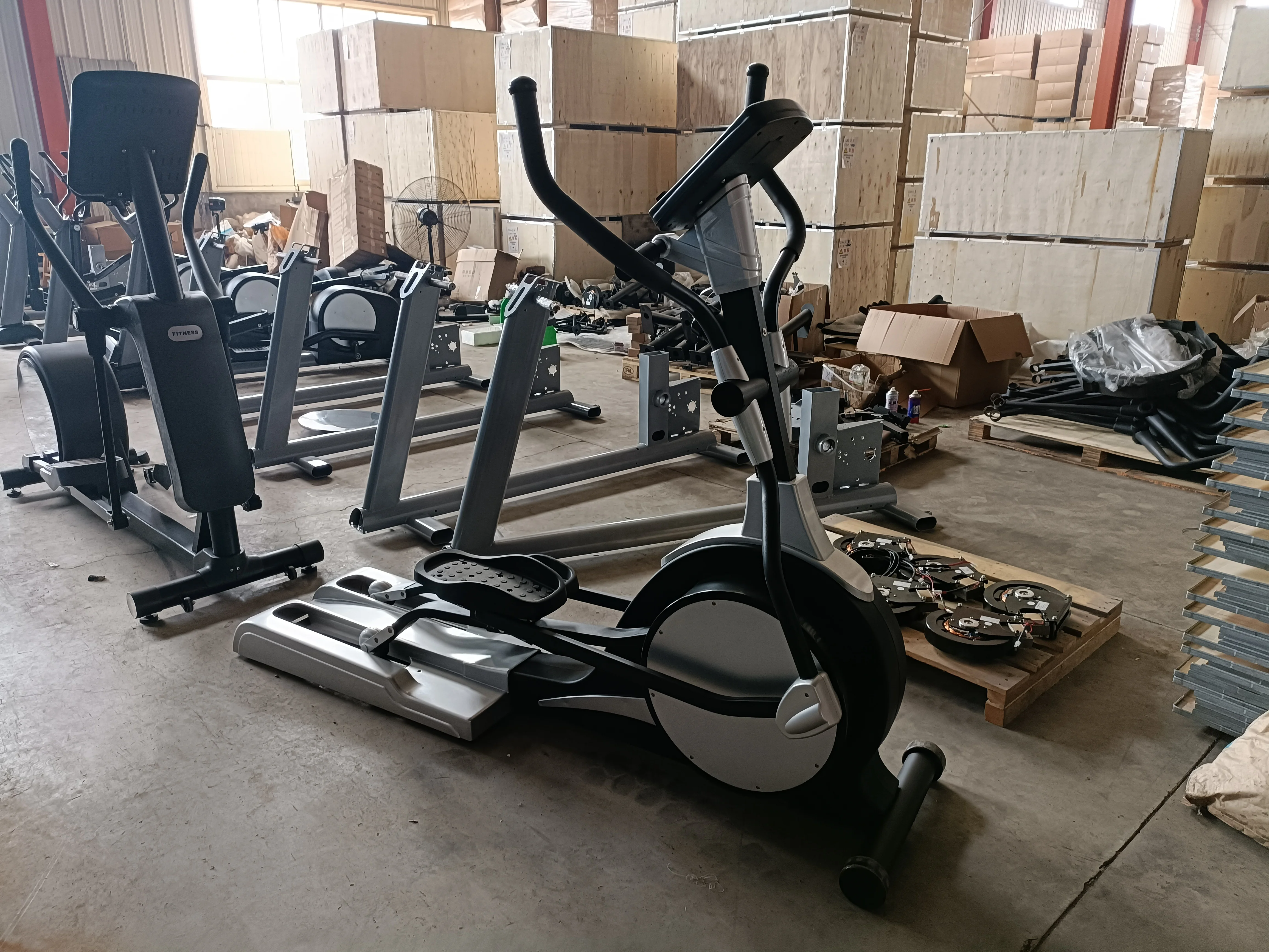 New Design Gym Equipment LE-18 Elliptical Machine Cross Trainer Sports Cross Trainer Gym Commercial Fitness Equipment