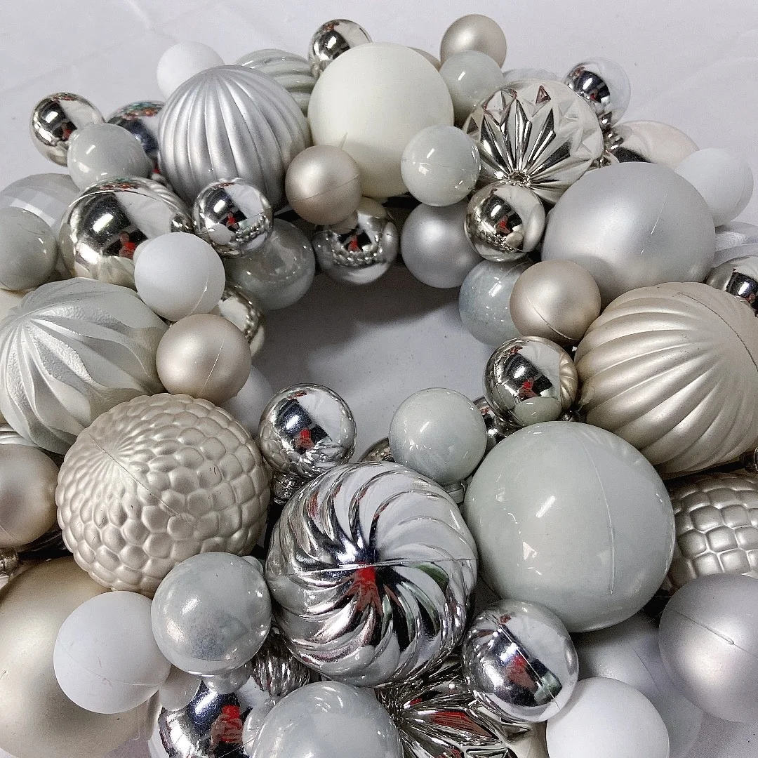 Ssenmasine 13 inch Christmas decoration supplier 33cm bauble wreaths Indoor Christmas Decoration plastic christmas ball wreath