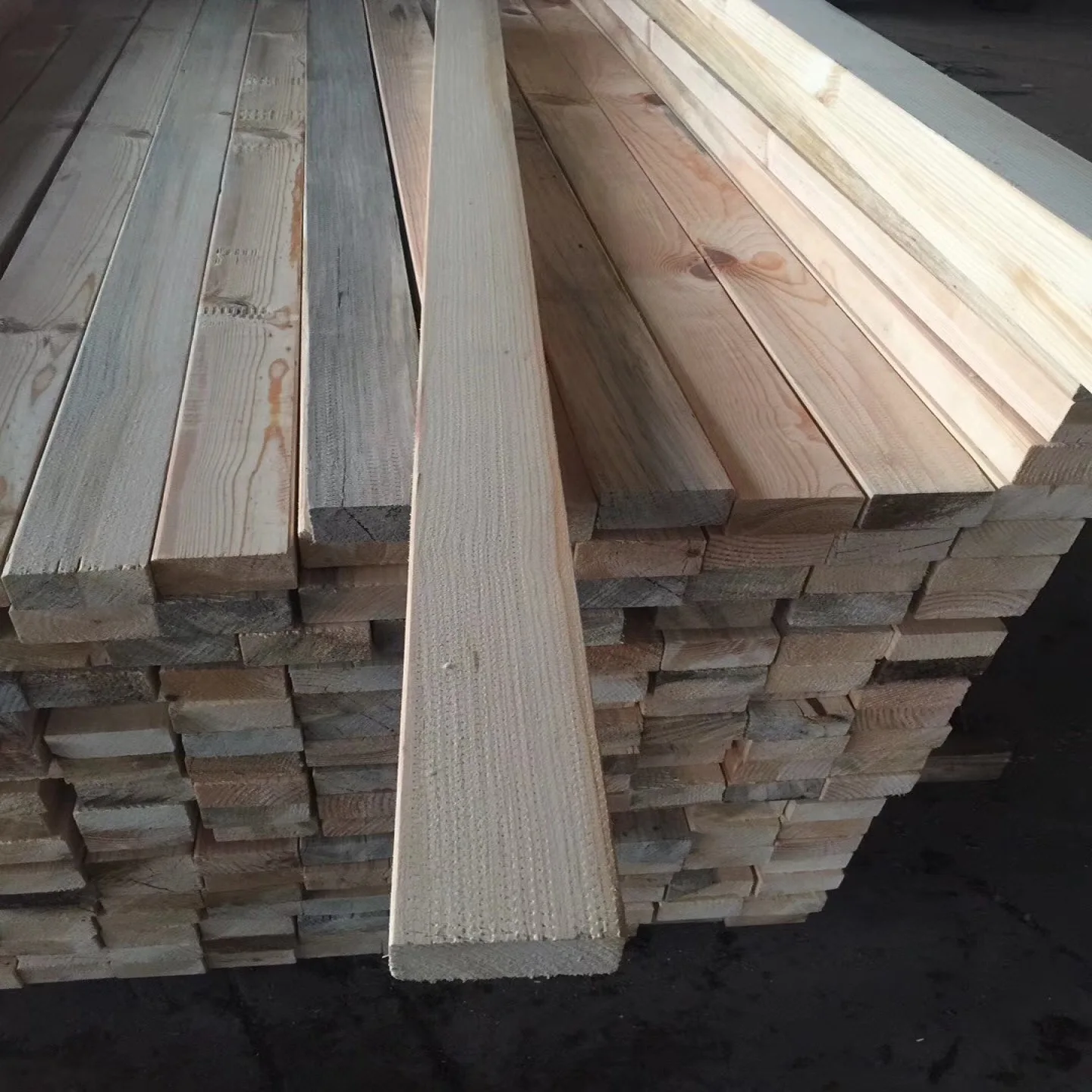 China Low Price Construction Use Make Homes Logs Timber Lumber Wood Pine