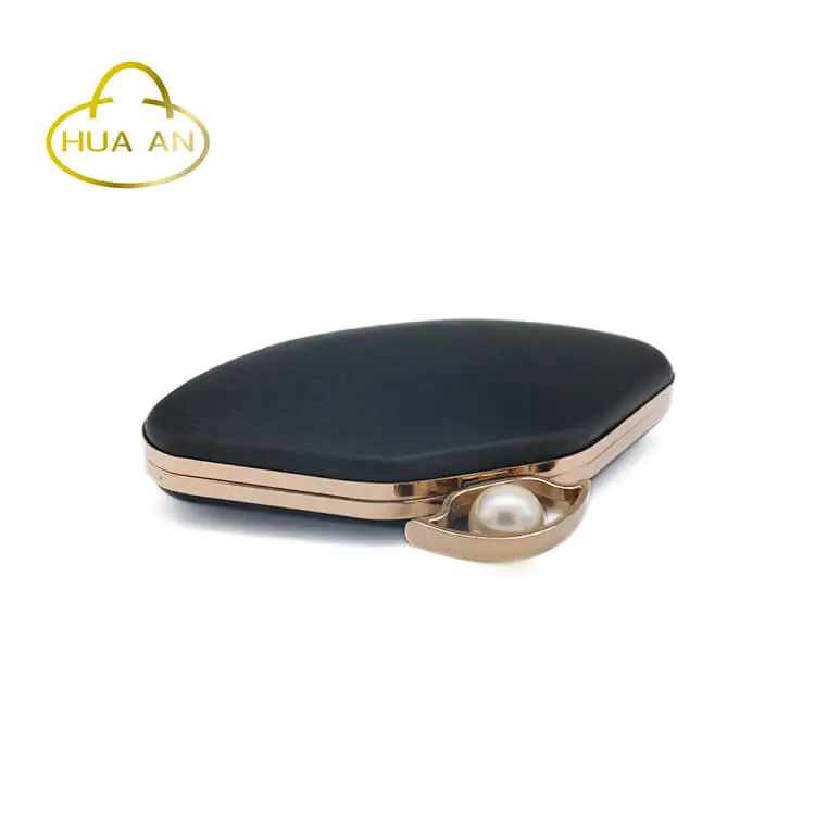 
2018 hot pearl button on fan-shaped frame for party bag 