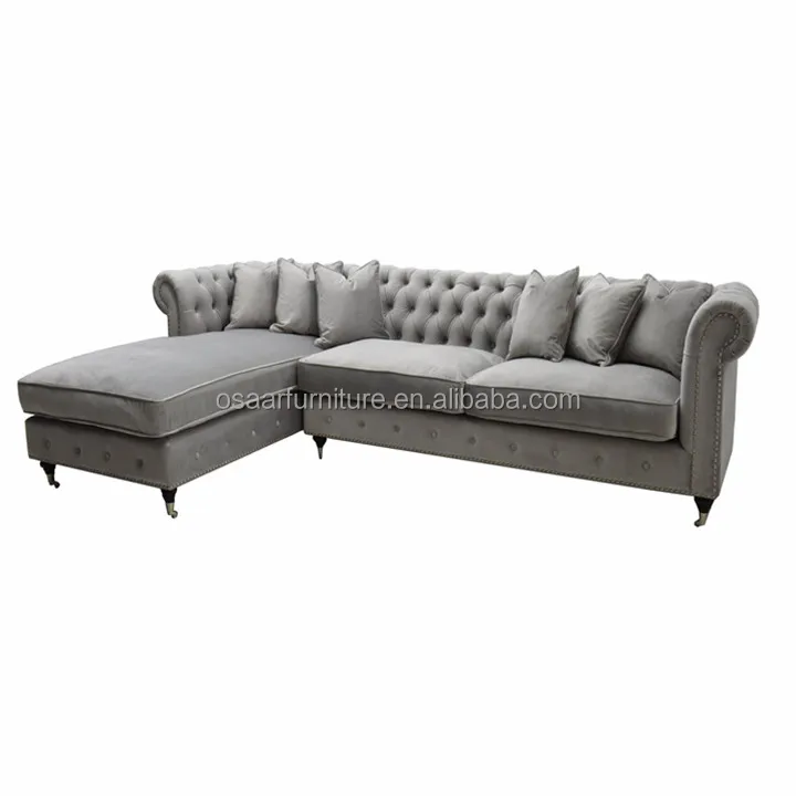 
Классический Светло-серый бархатный L-образный диван Chesterfield с колесами в американском стиле 