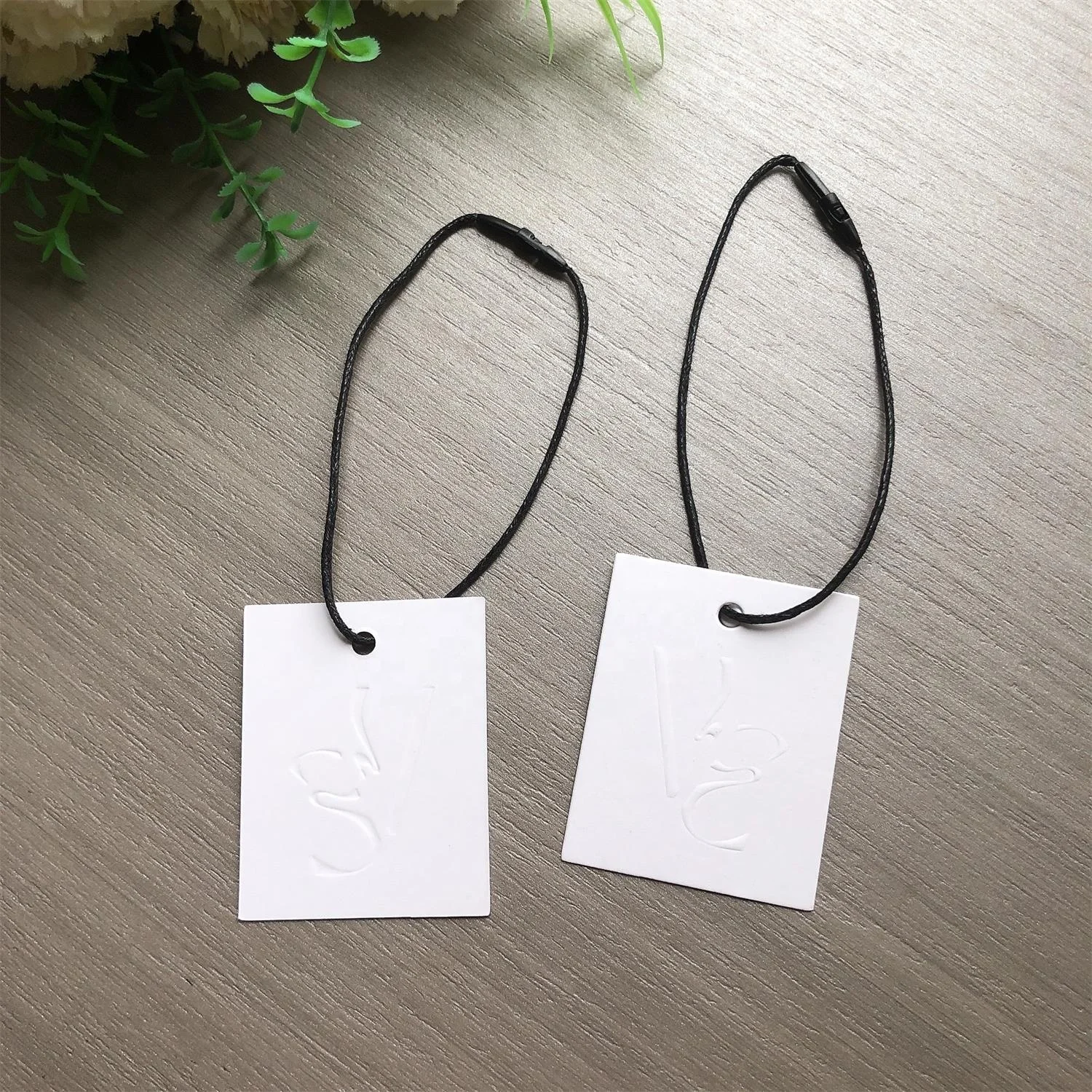 Настраиваемые экологически чистые белые брендовые тисненые бирки для одежды