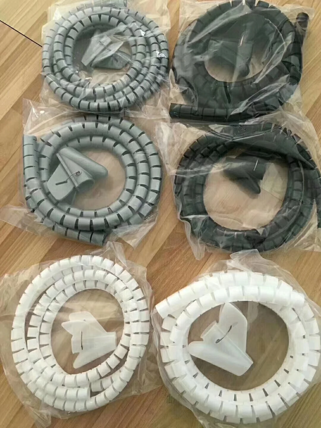 Одобренные CE ROHS полиэтиленовые пластиковые спиральные оберточные ленты PE белый черный круглый спиральный провод оберточная лента