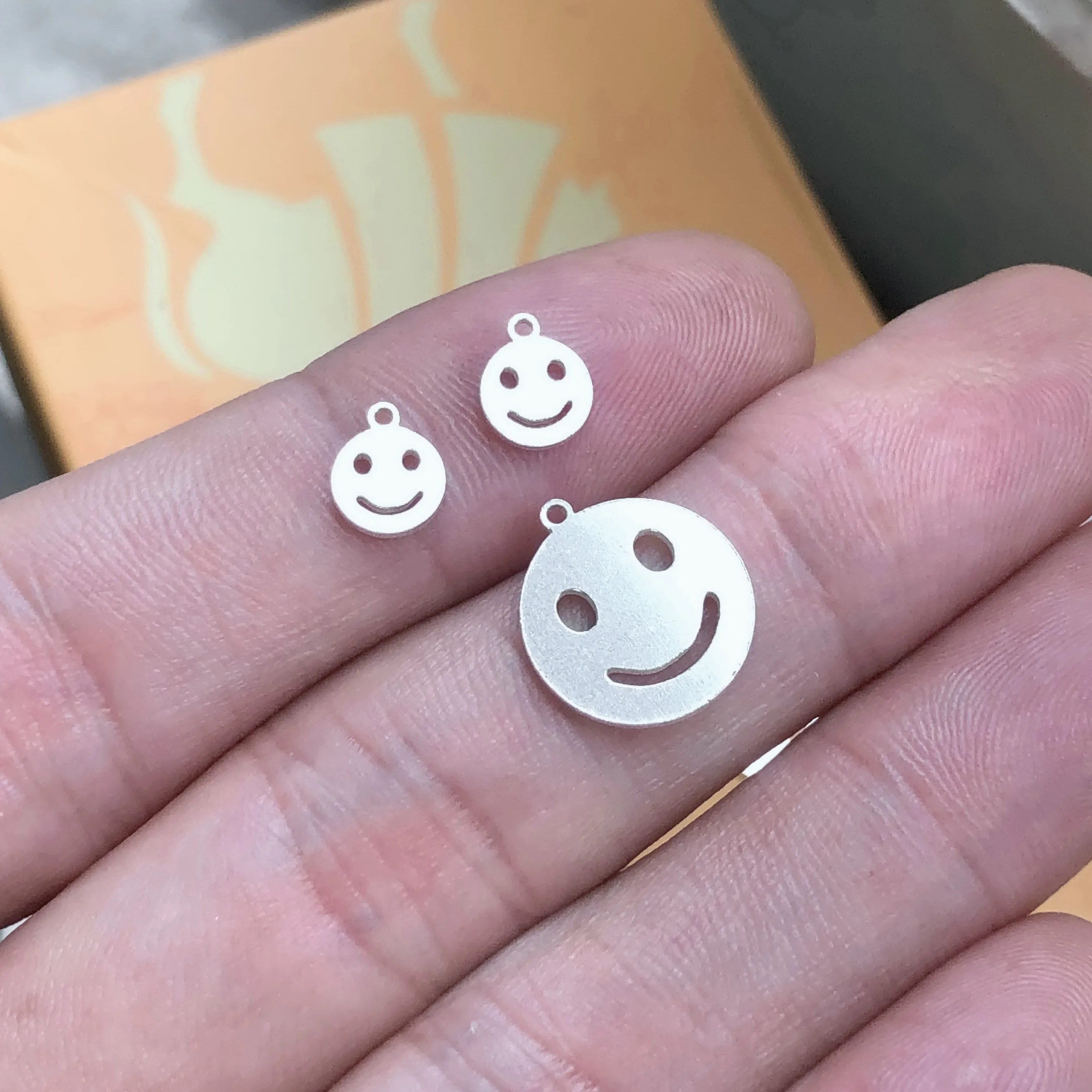 Новый 925 стерлингового серебра 6 мм 12 диск Счастливая Улыбка Emoji Подвески для изготовления ювелирных изделий ожерелье кулон