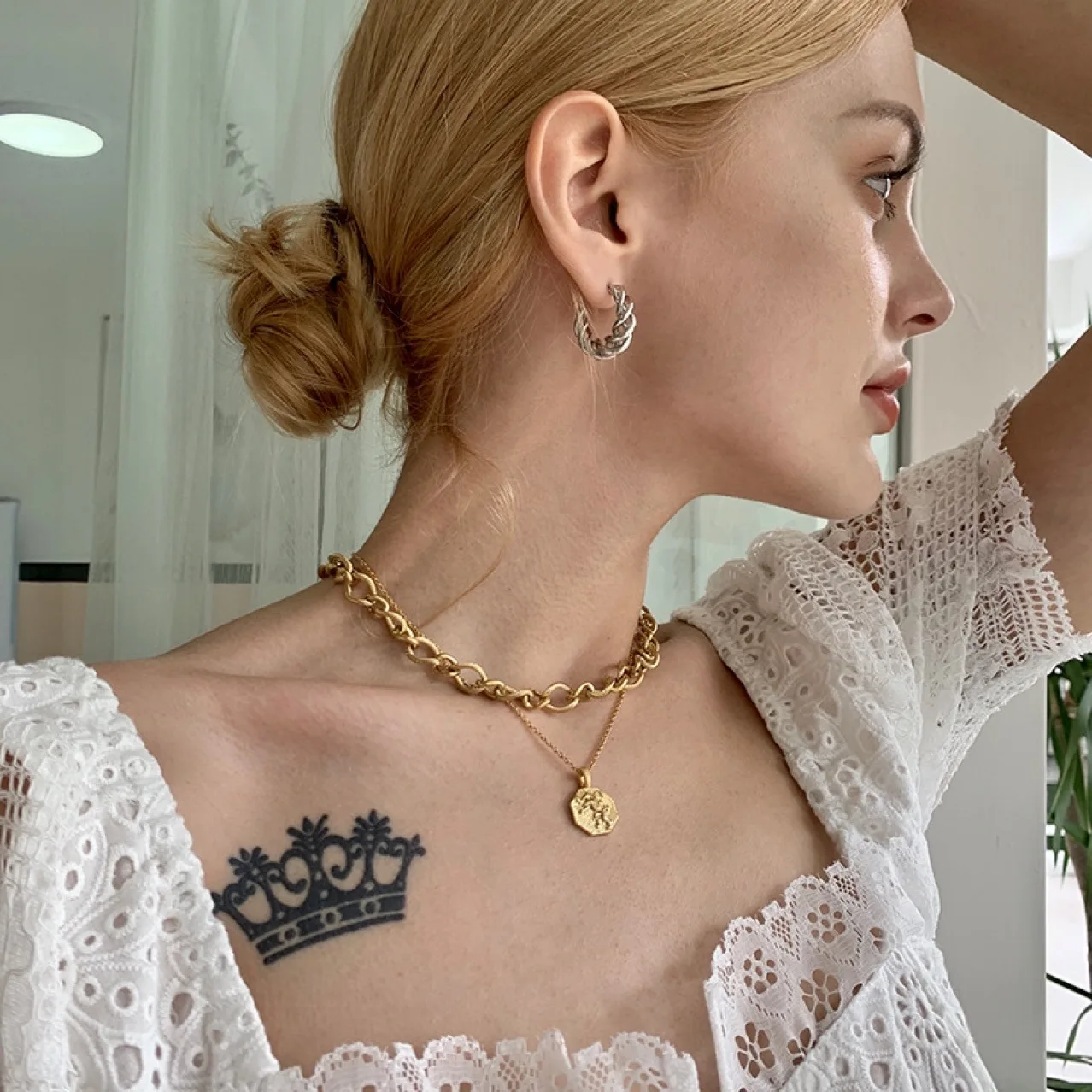 Gold titanium steel twist screw earrings Europe and the United States gold-plated circle line winding manufacturers who