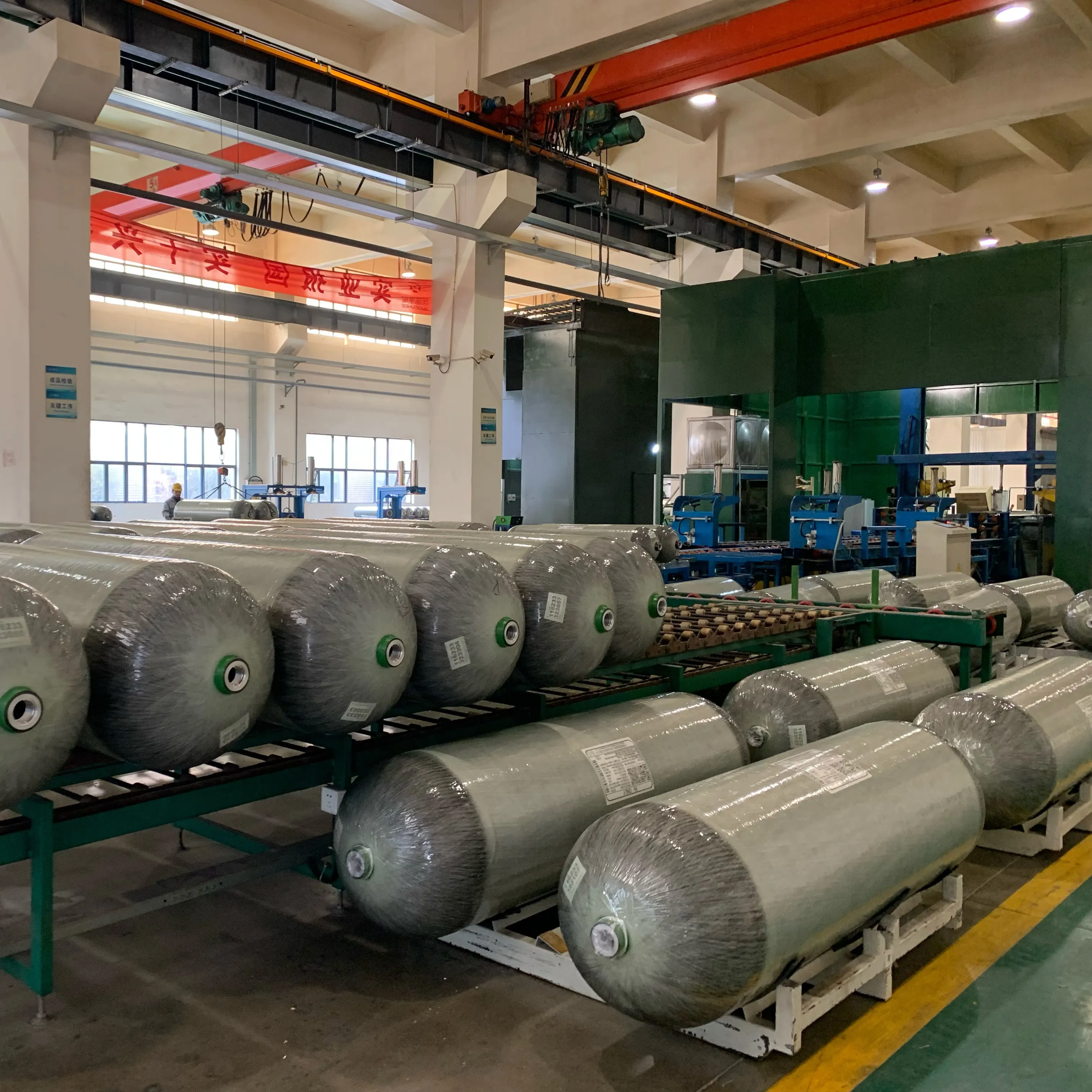 Customizable high-pressure hydrogen storage cylinders with multiple volumes and scenarios