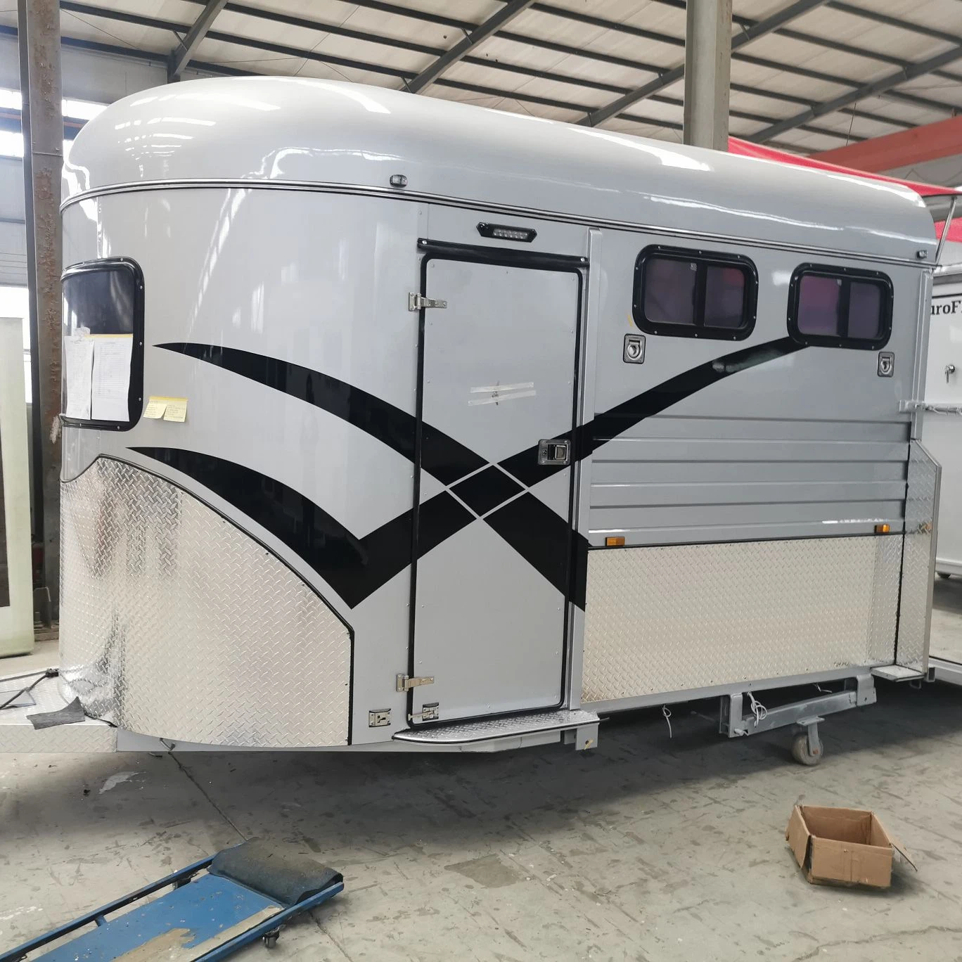High quality deluxe horse trailer made in china