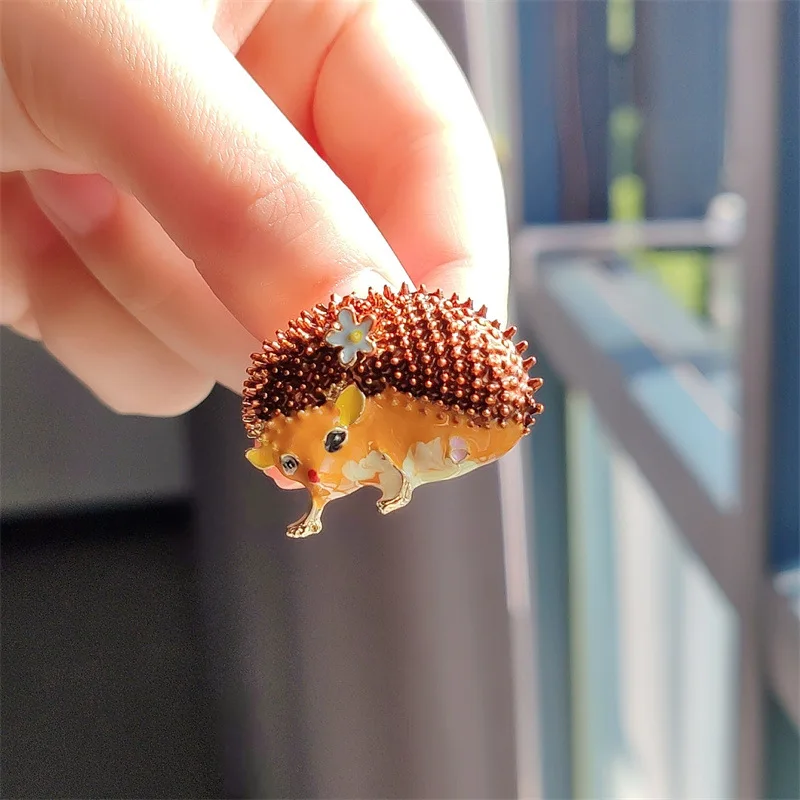 New Trendy Hedgehog Flower Brooch Pin Versatile Cartoon Painted Enamel Brooch Unisex High-End Personalized Metal Animal Brooches