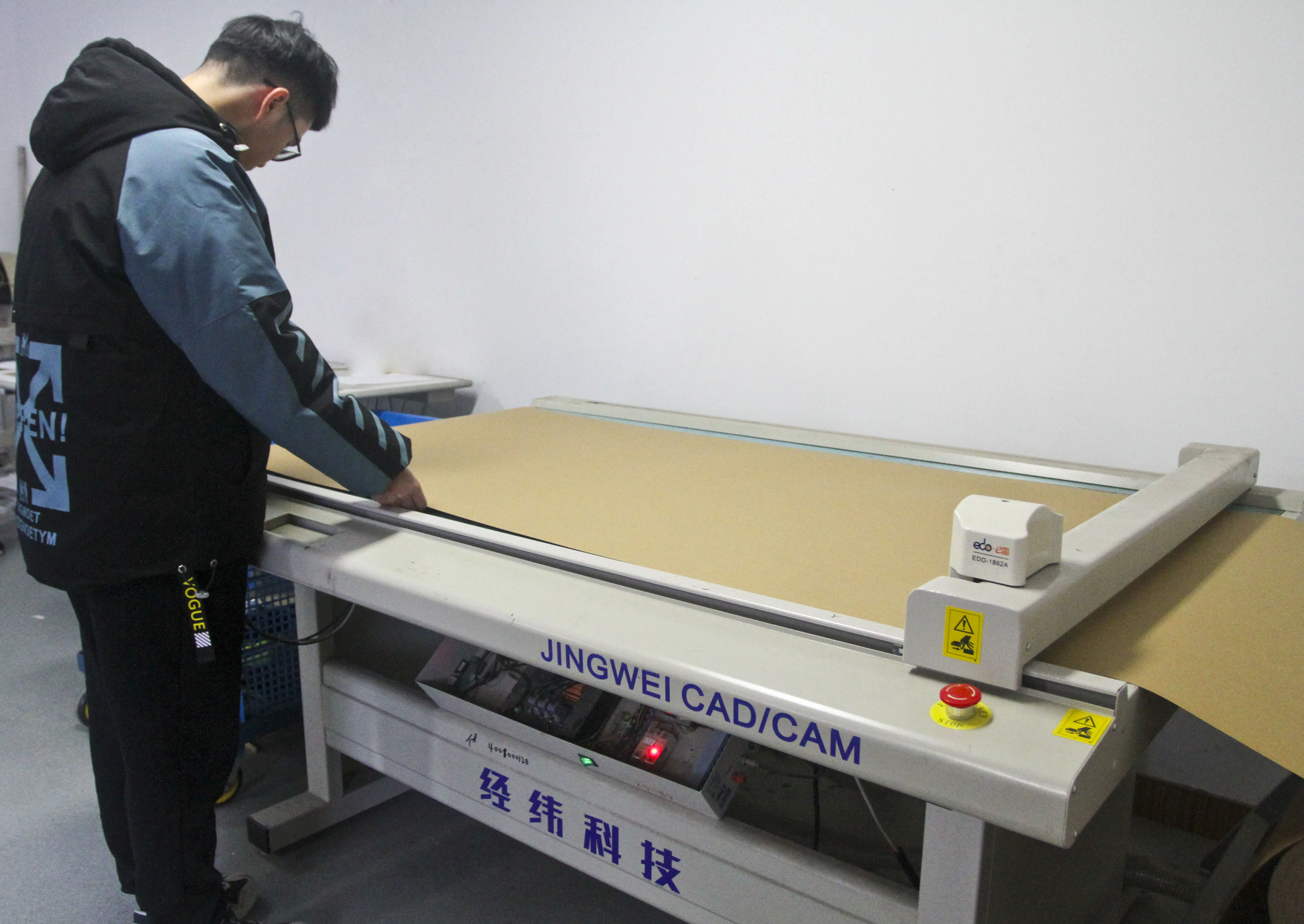 JWEI Easy Operation Apparel Flatbed Cutting Plotter with knife blade for cutting kraft paper and cardboard