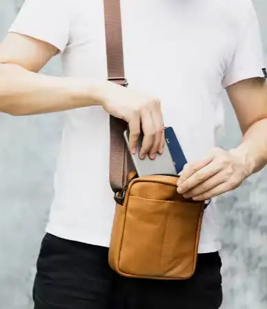 cell phone bag Popular casual genuine leather halter for men wholesale genuine cowhide crossbody shoulder bag messenger bag