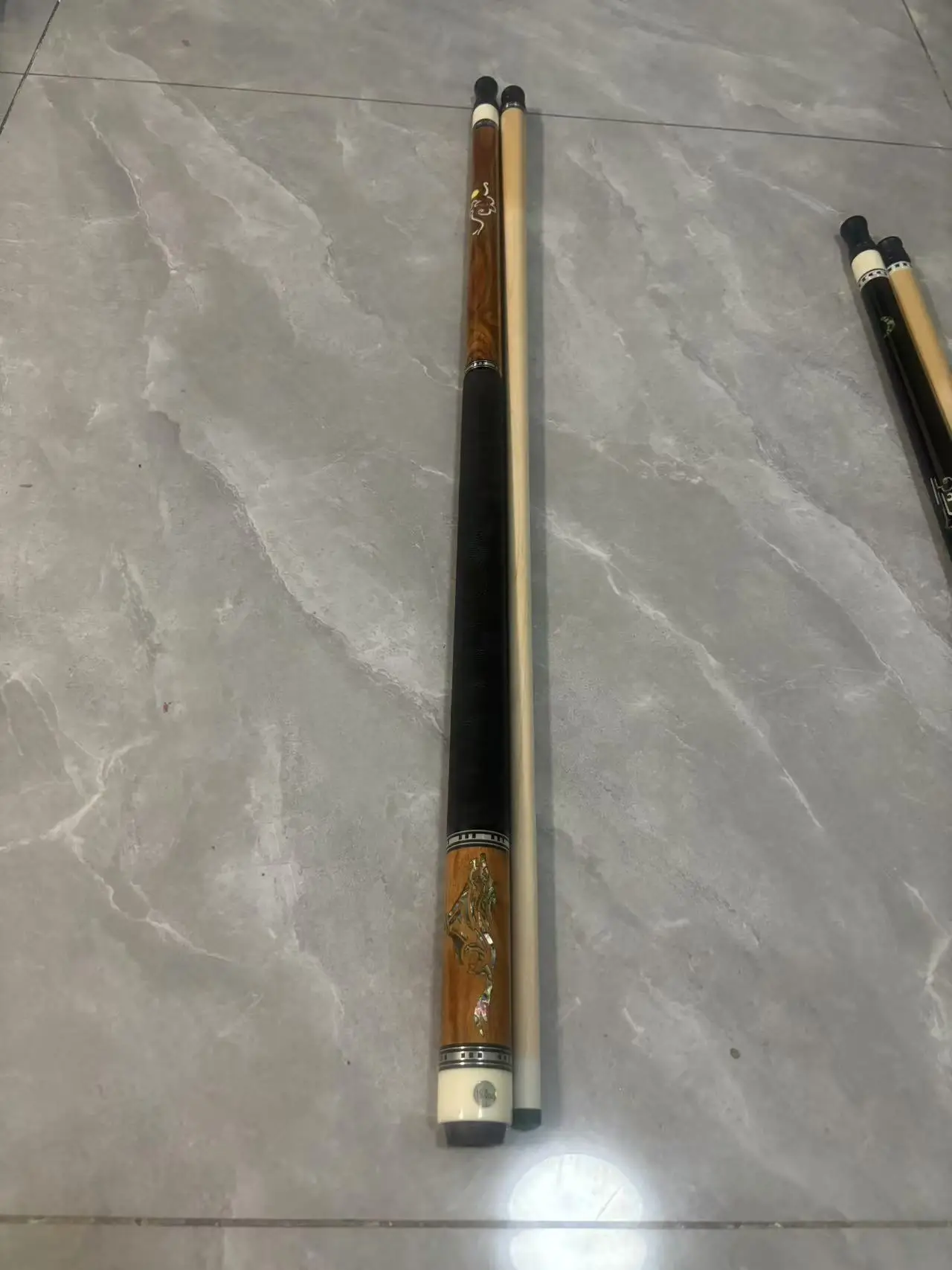 Billiard cues for center billiards with top quality supplied  hot-selling premium handmade ones with real solid wood shafts.