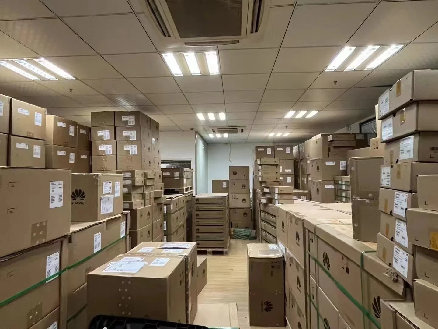 CloudEngine S5735-L48T4X-A1 48 x 10/100/1000Base-T, 4 x 10 GE SFP+ ports S5735 Series network Switches