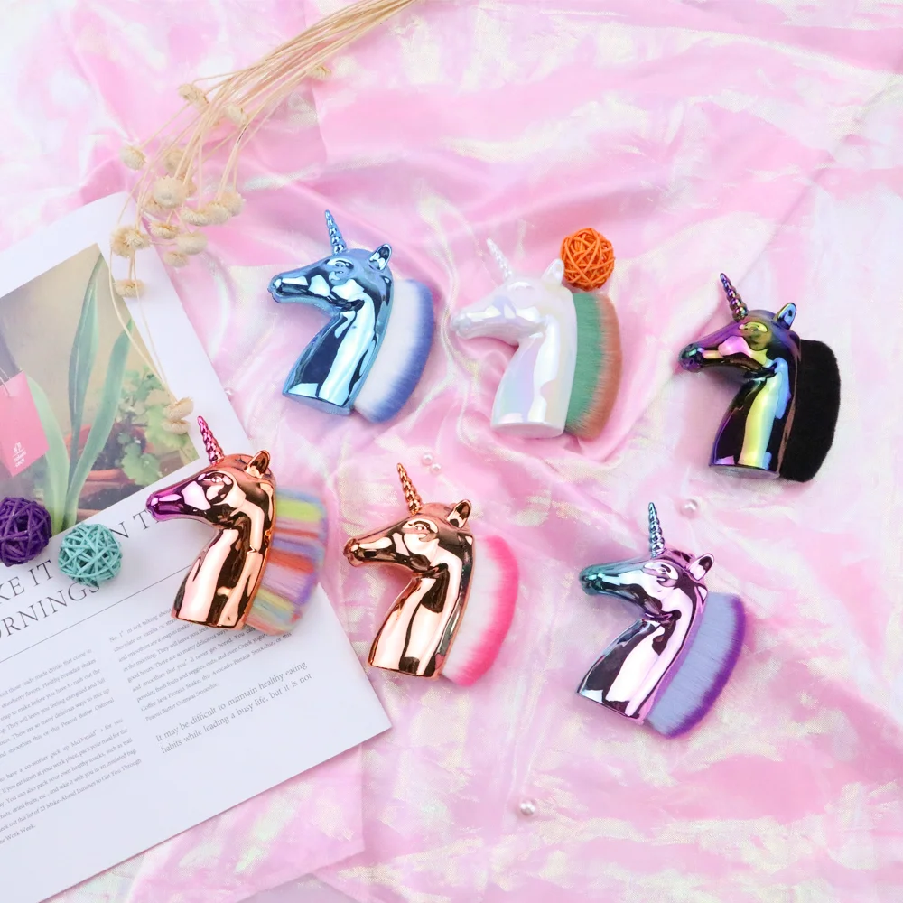 2022 New Style Gradient Rainbow Color  Brush  Horse Foundation Powder Blusher Synthetic Hair Makeup Brush