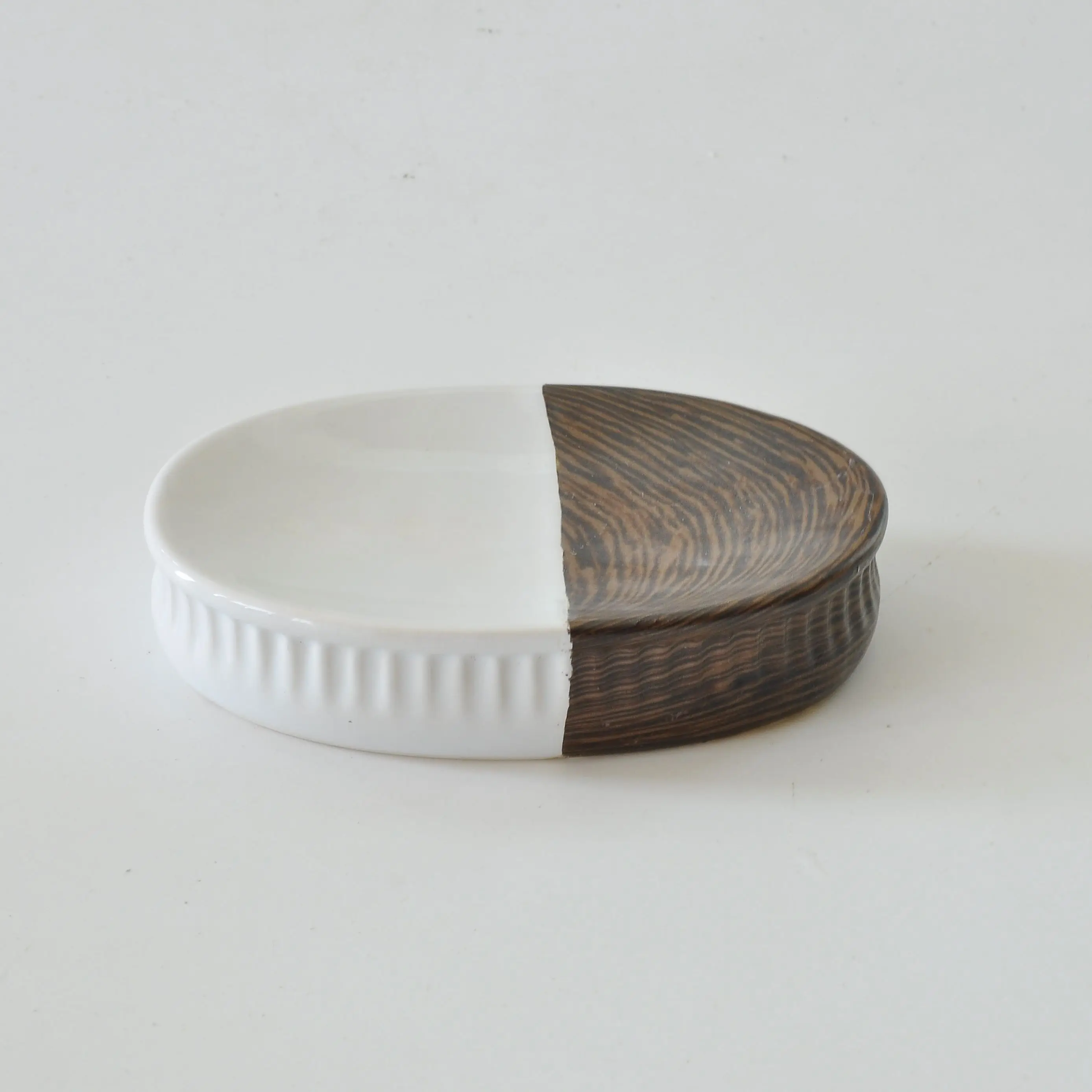 New Design Hotel Home Usage White and Wood Grain Ceramic Bathroom Accessories Sets