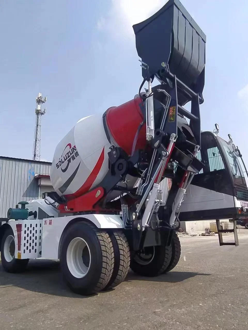 Self Loading Cement Mixer Truck Concrete Mixing LZ3500R