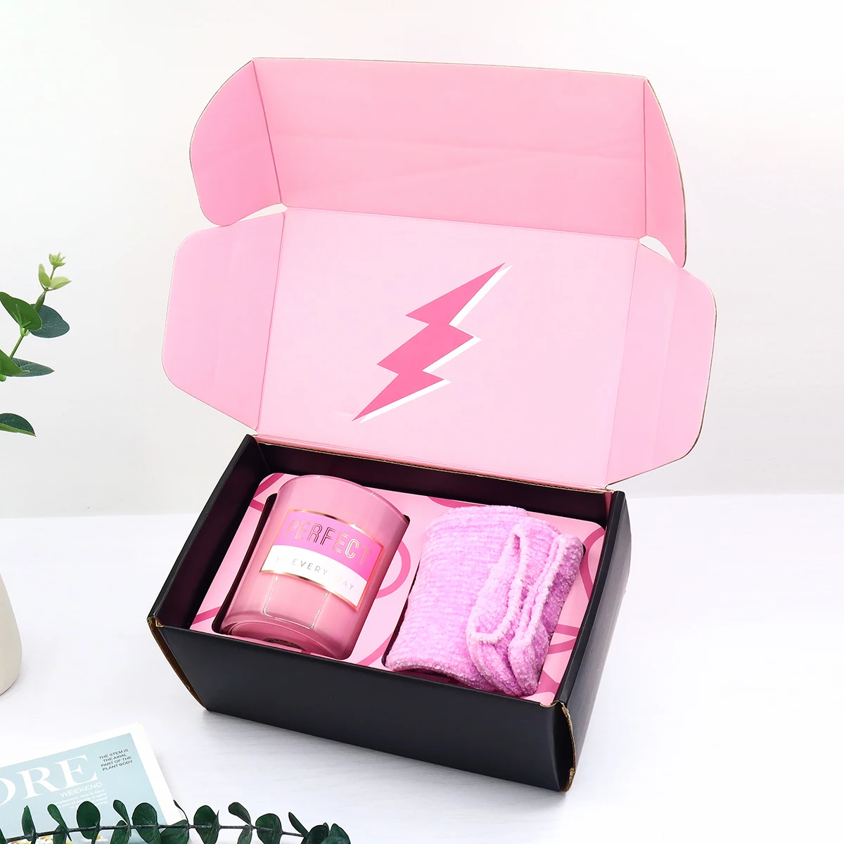 Wholesale OEM Private Label Exquisite Pink Box With 100% Soy Wax Candles in Glass Jar And Socks Aromatherapy Gift Set
