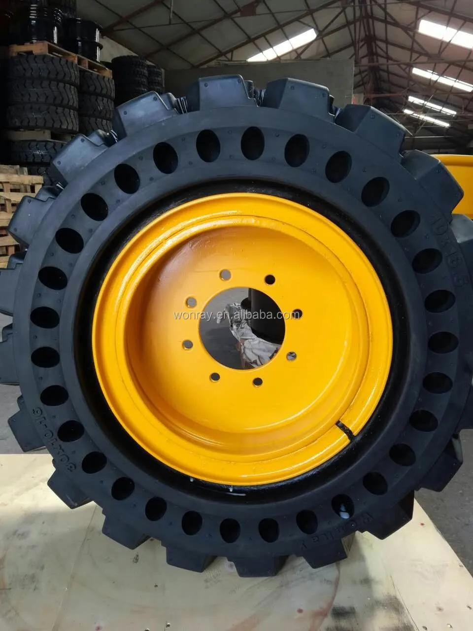 Manufacturer price 10-16.5 10x16.5 30x10-16  bc 740 skid mini loader tires skid steer solid tire with rim
