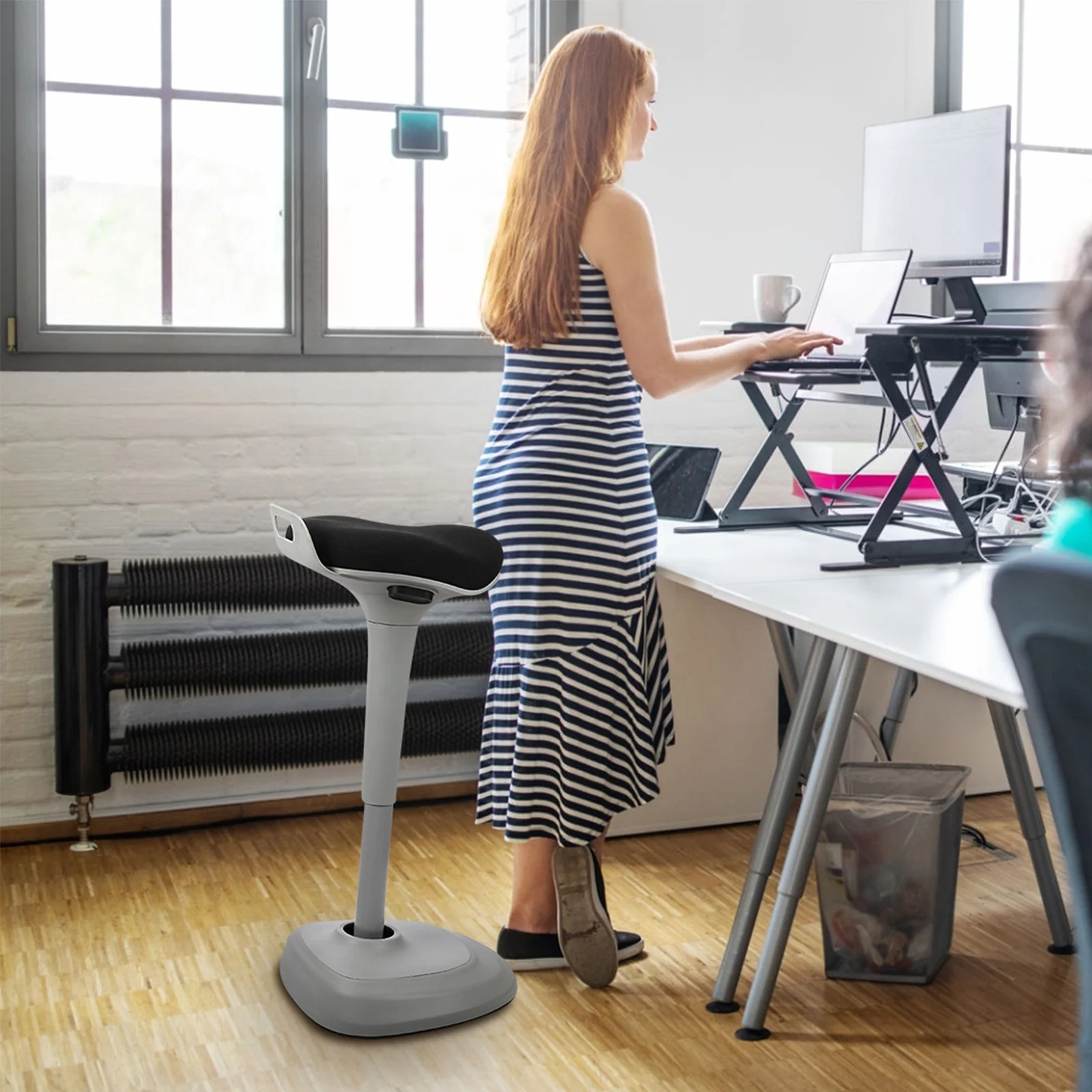 Серый стул с регулируемой высотой для активного обучения